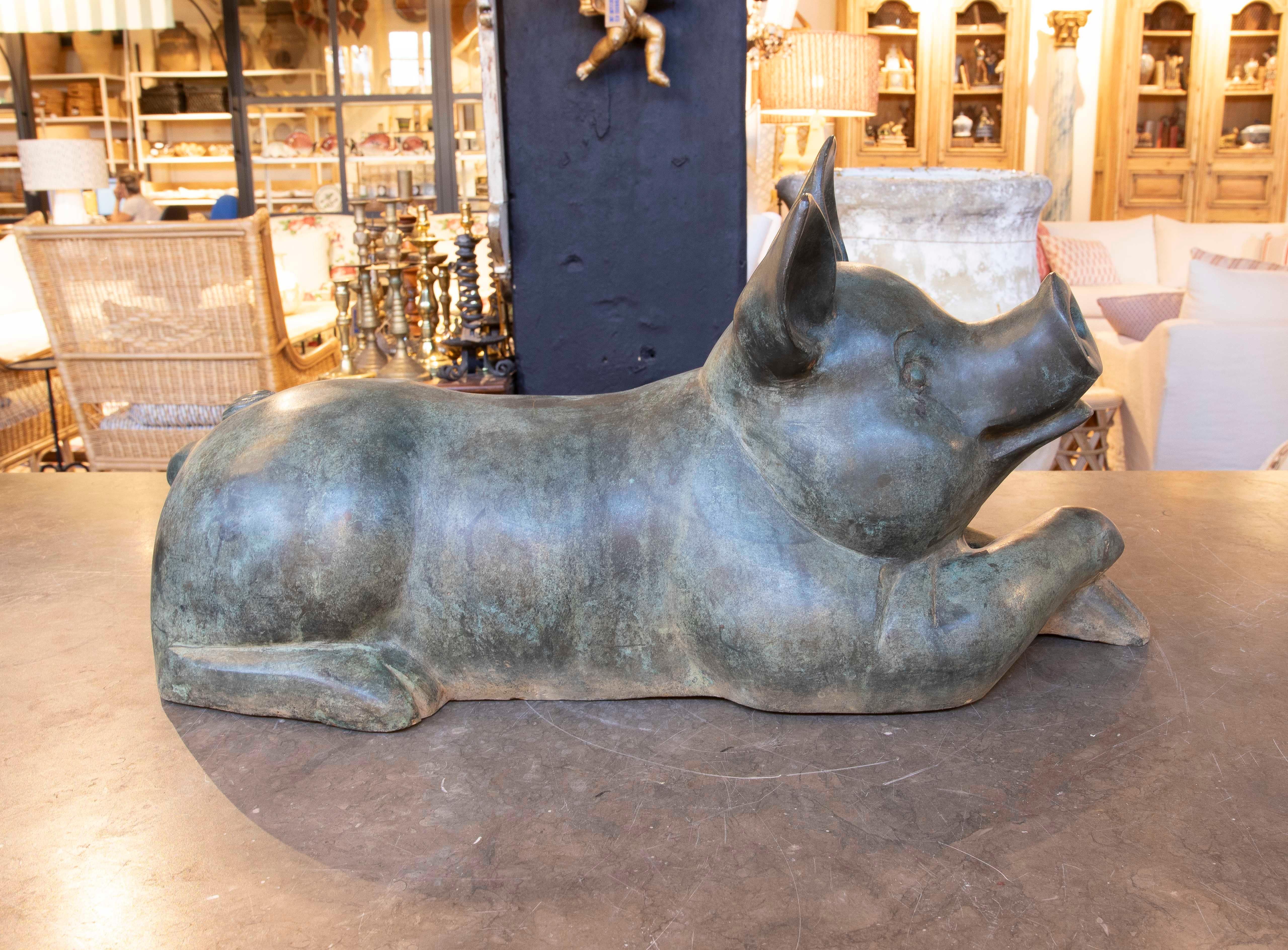 Escultura de Bronce de Lechón Tumbado en Tono Verde en venta 3