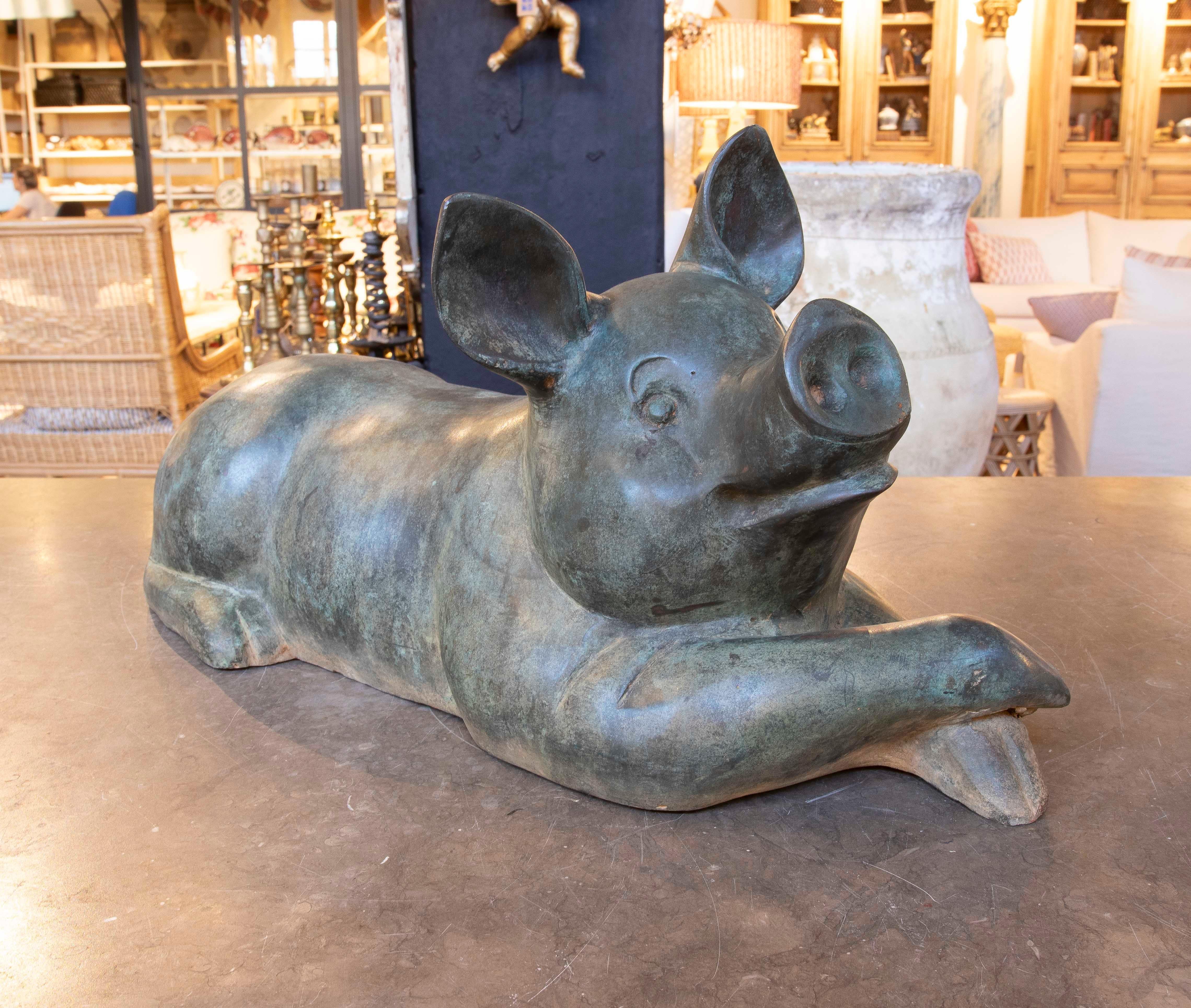 Escultura de Bronce de Lechón Tumbado en Tono Verde en venta 4