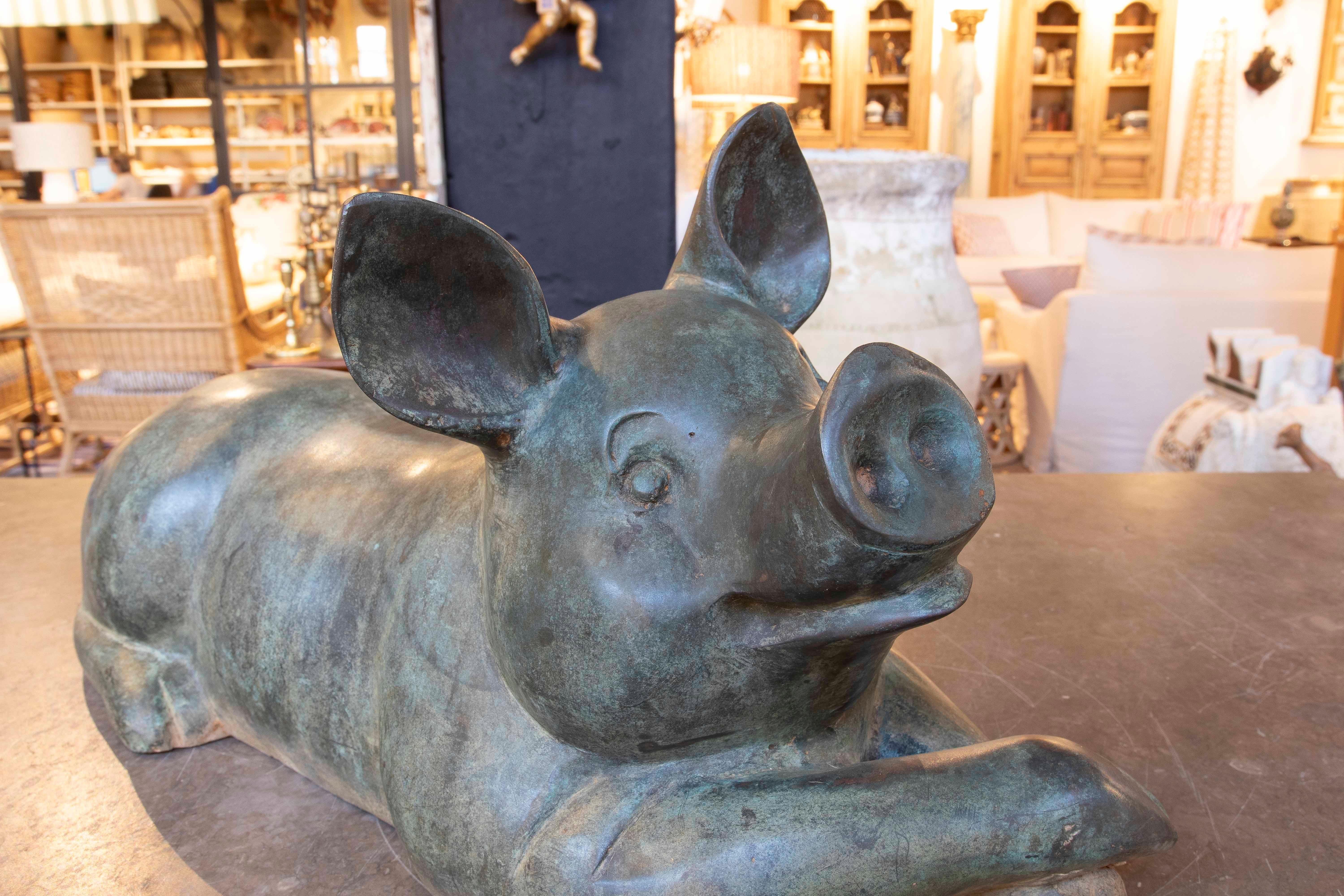 Escultura de Bronce de Lechón Tumbado en Tono Verde en venta 5