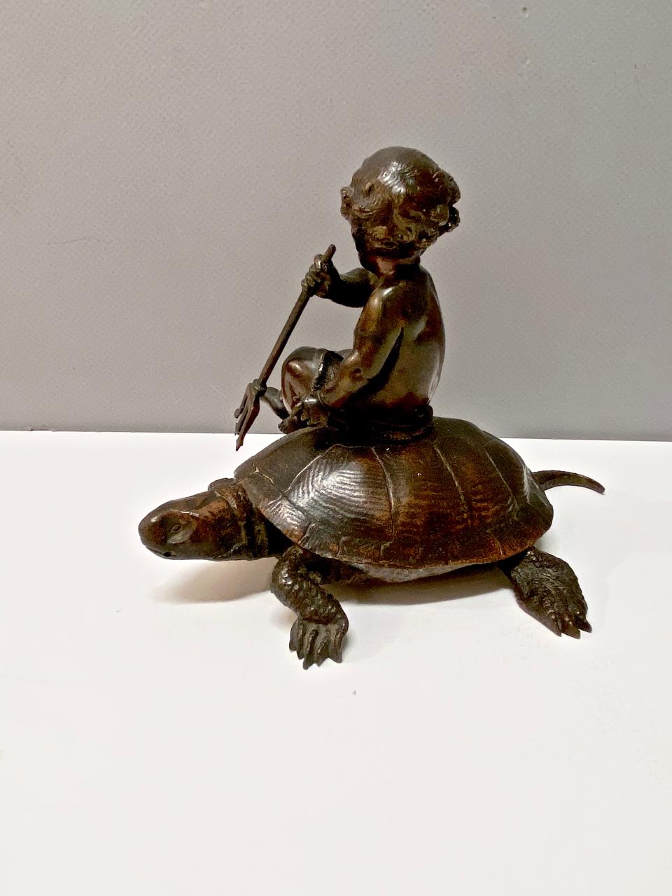 Rococo Sculpture de Putti sur tortue en vente