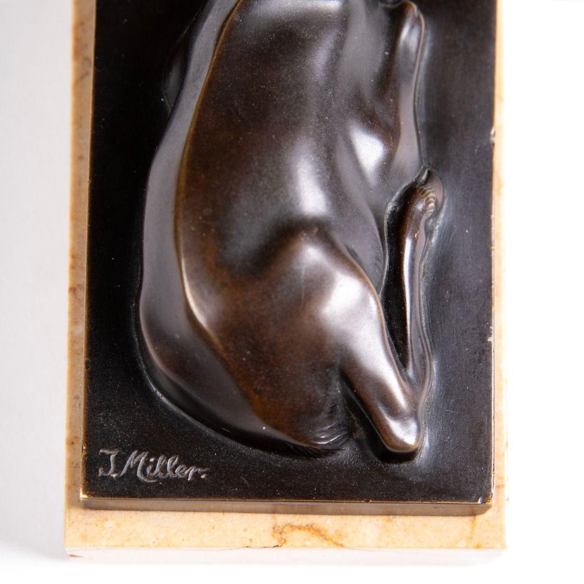 Bronzeskulptur eines liegenden Hirsches von J. Miller auf Marmorsockel im Angebot 4