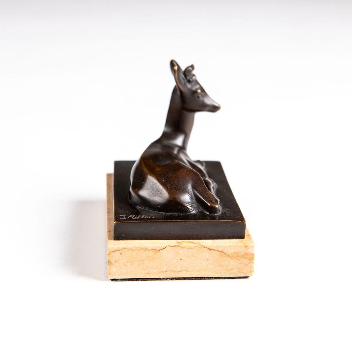 Bronzeskulptur eines liegenden Hirsches von J. Miller auf Marmorsockel (Sonstiges) im Angebot