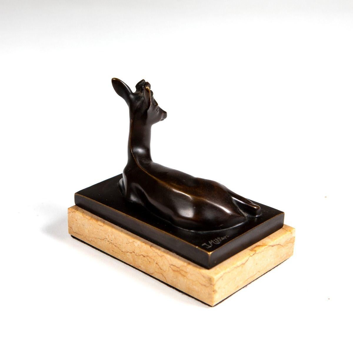 Bronzeskulptur eines liegenden Hirsches von J. Miller auf Marmorsockel (Italienisch) im Angebot