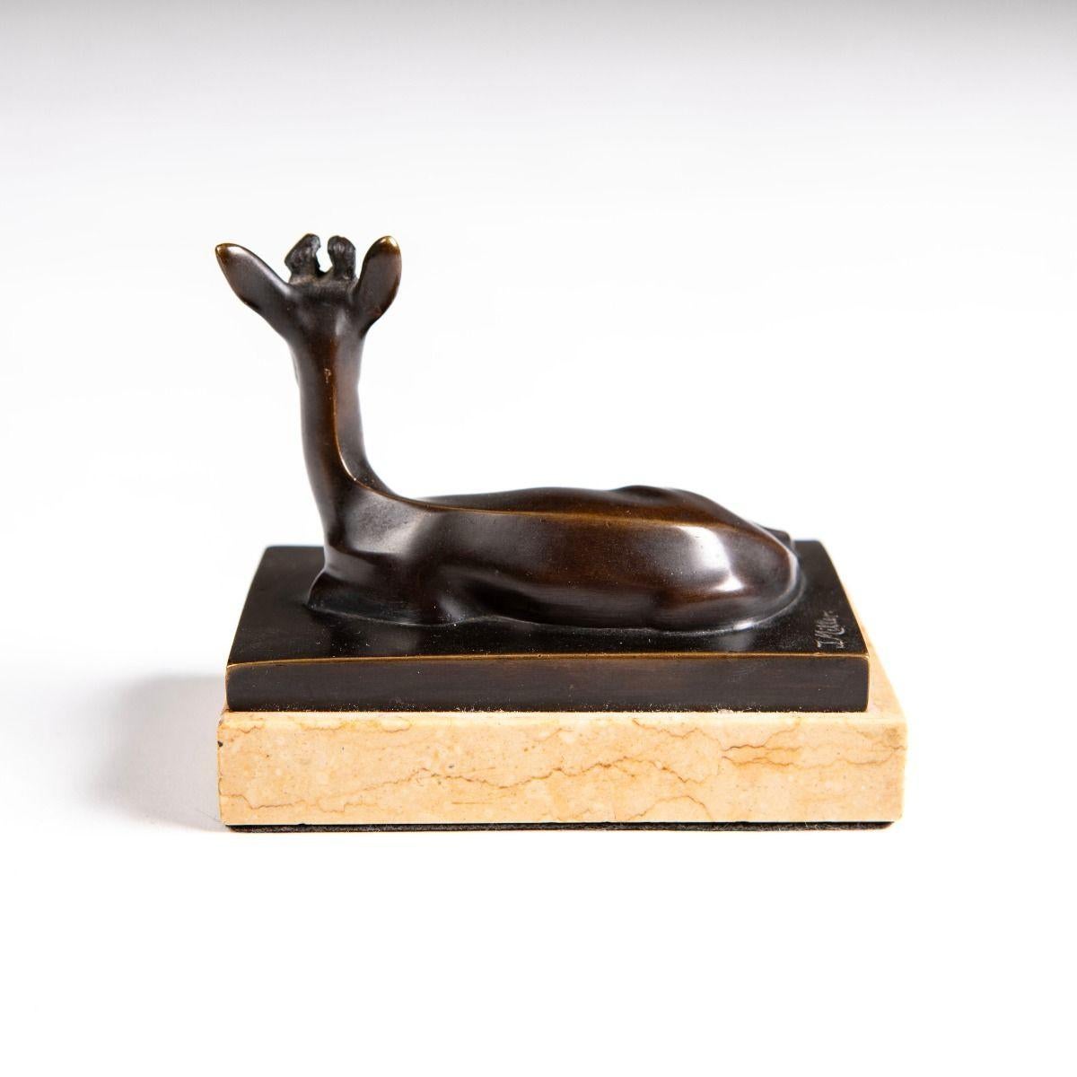 Bronzeskulptur eines liegenden Hirsches von J. Miller auf Marmorsockel (20. Jahrhundert) im Angebot