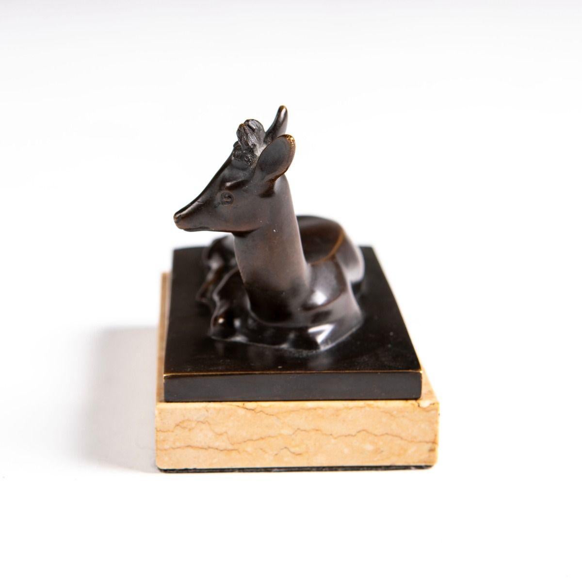 Bronzeskulptur eines liegenden Hirsches von J. Miller auf Marmorsockel im Angebot 1
