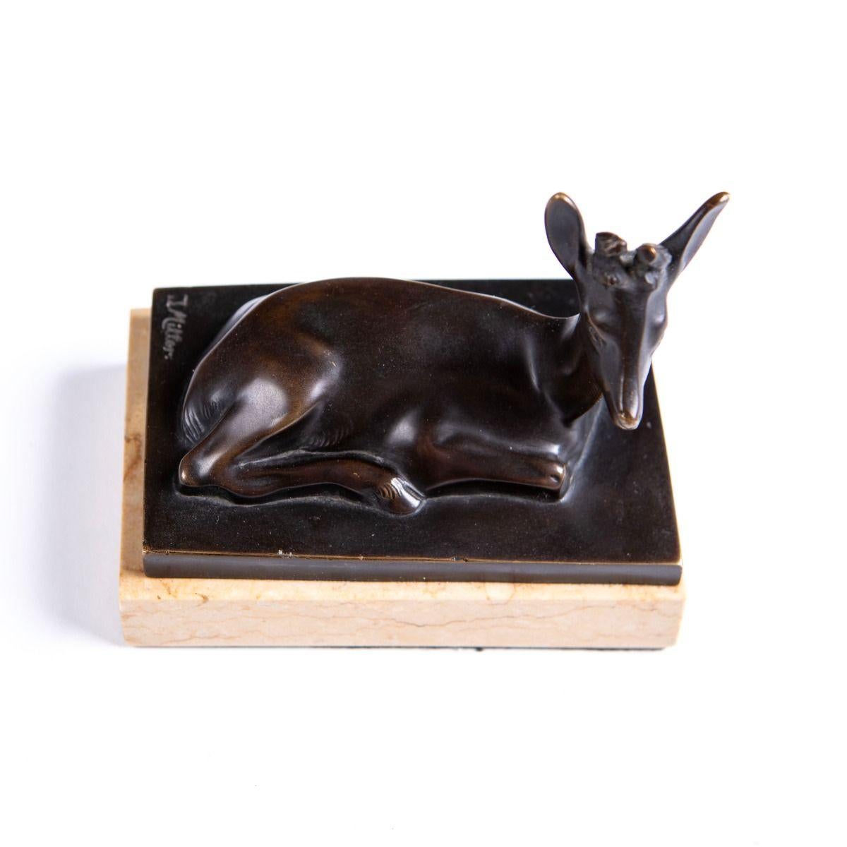 Bronzeskulptur eines liegenden Hirsches von J. Miller auf Marmorsockel im Angebot 2