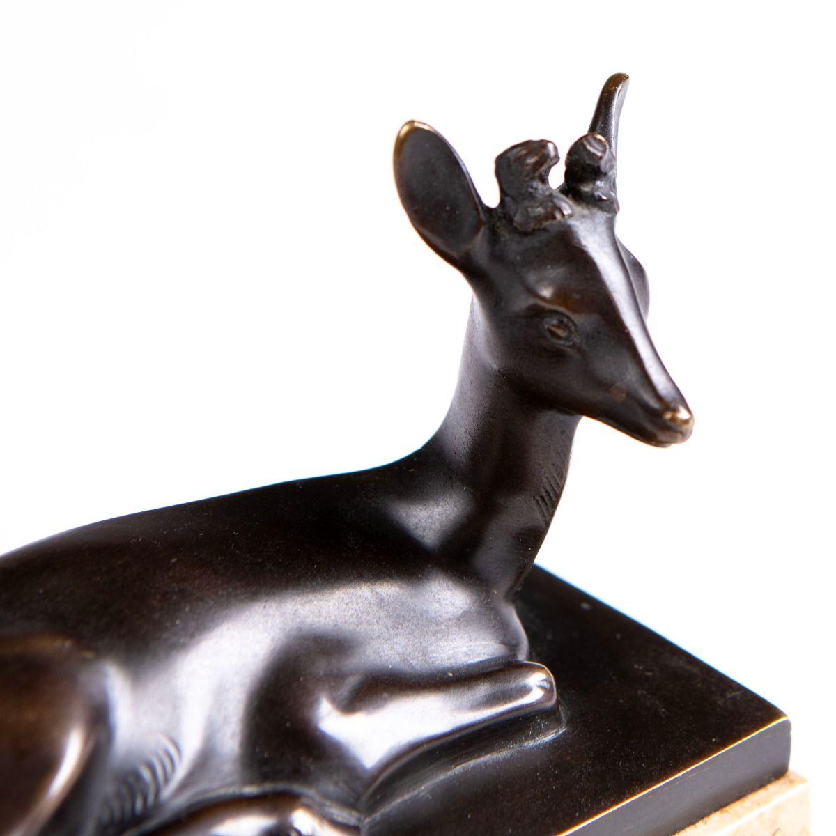 Bronzeskulptur eines liegenden Hirsches von J. Miller auf Marmorsockel im Angebot 3