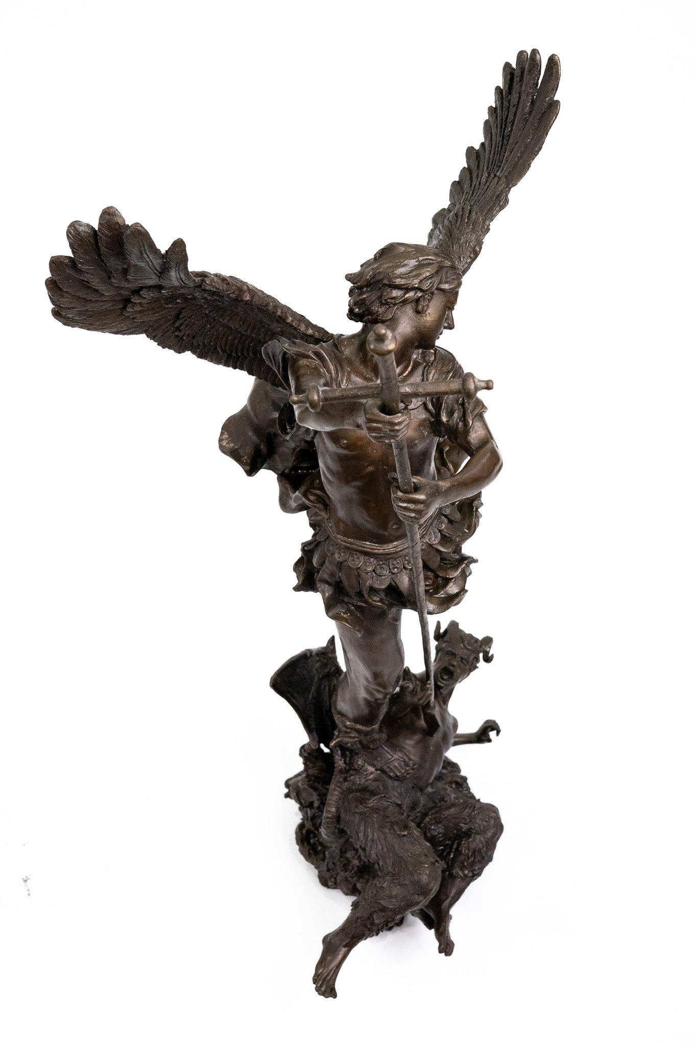 Escultura de bronce de San Miguel siglo XX en venta