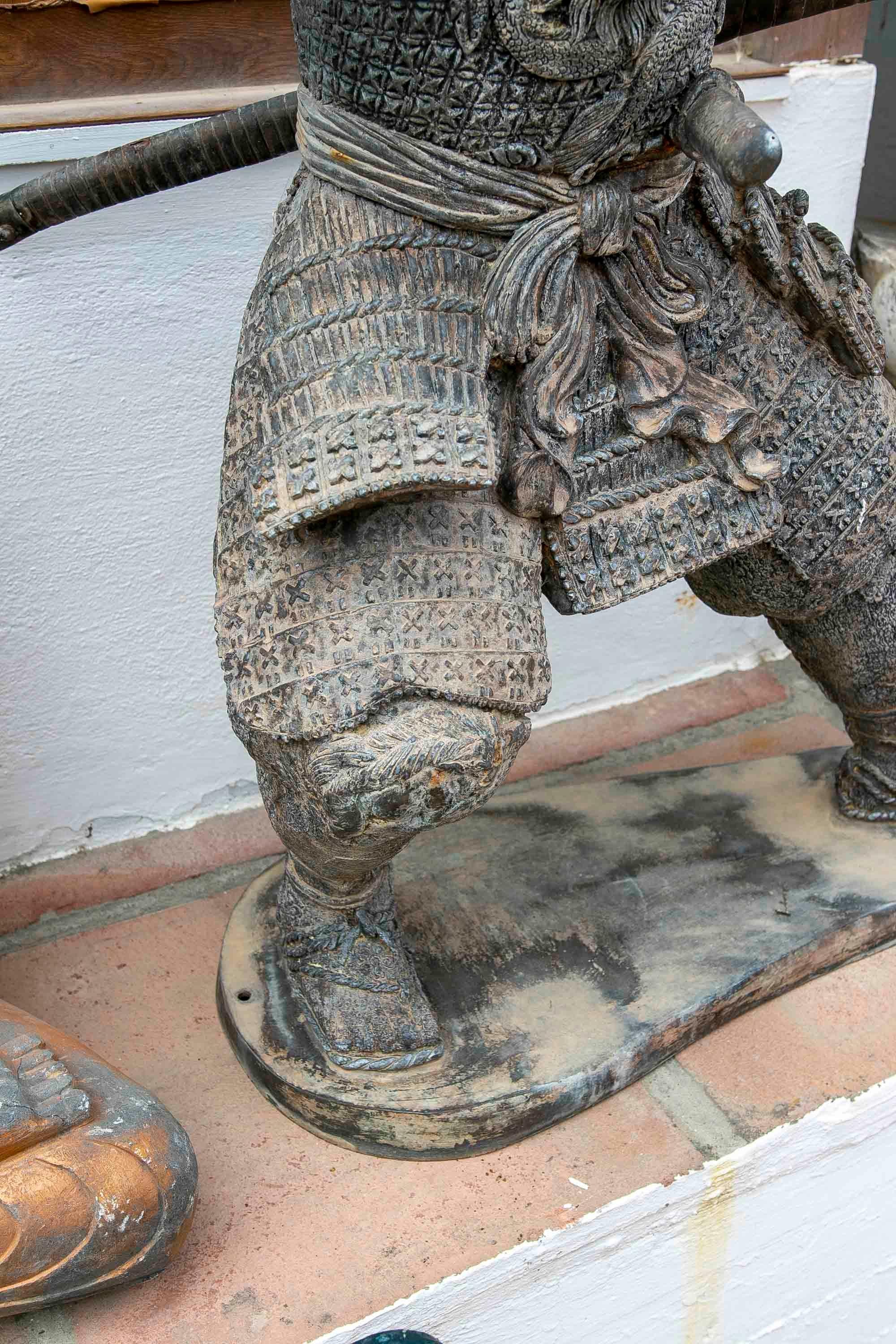 Escultura de Bronce de Samurai con Lanza en Posición de Ataque siglo XX en venta