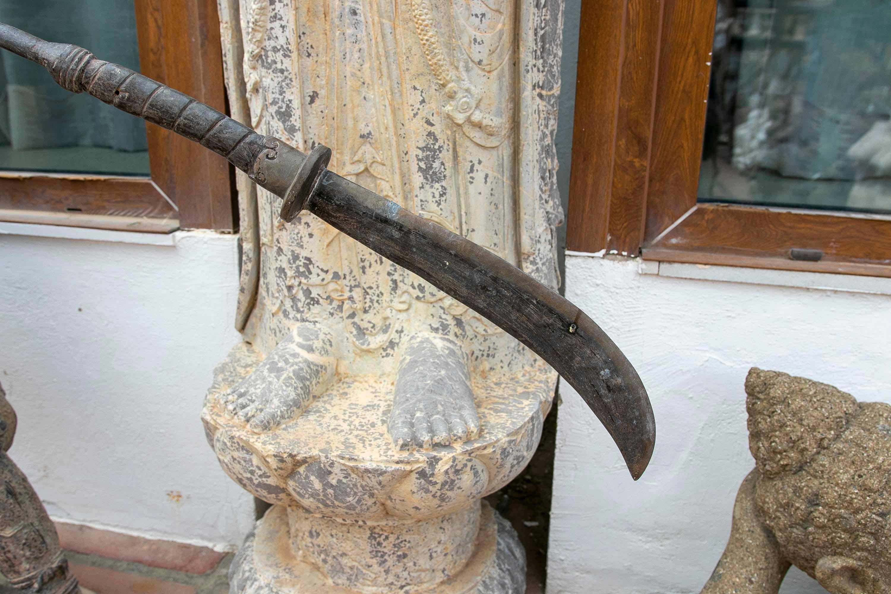 Escultura de Bronce de Samurai con Lanza en Posición de Ataque en venta 1