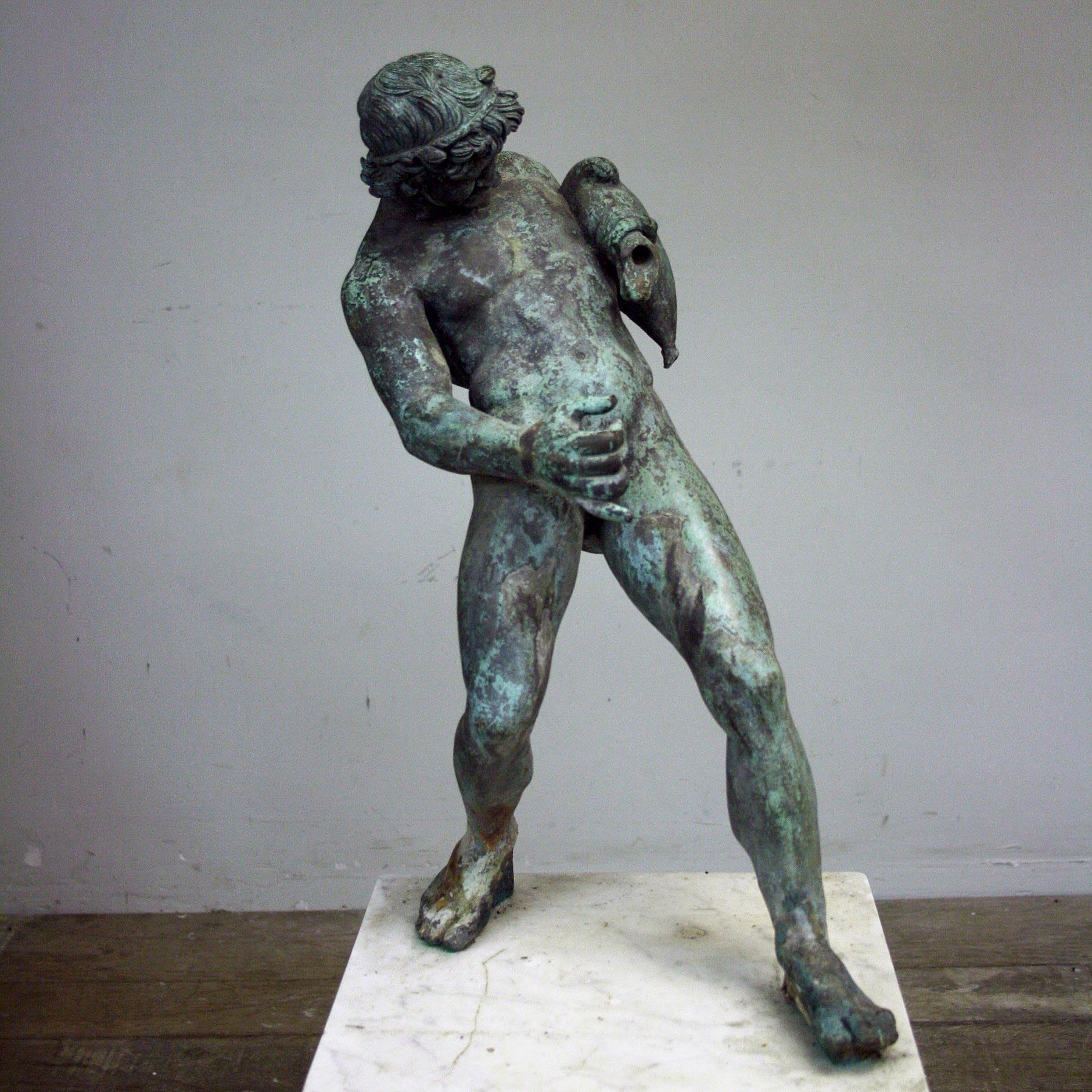 Sculpture en bronze d'un satyre avec une peau de vin d'après un original ancien, 19ème siècle en vente 4