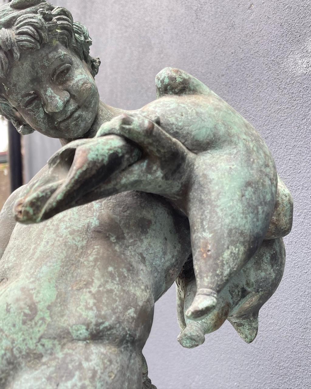 Grec classique Sculpture en bronze d'un satyre avec une peau de vin d'après un original ancien, 19ème siècle en vente