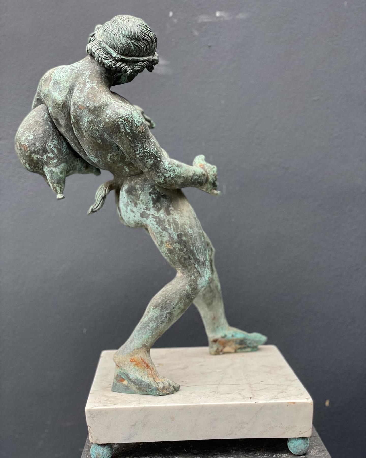 Sculpture en bronze d'un satyre avec une peau de vin d'après un original ancien, 19ème siècle Bon état - En vente à Bagshot, GB