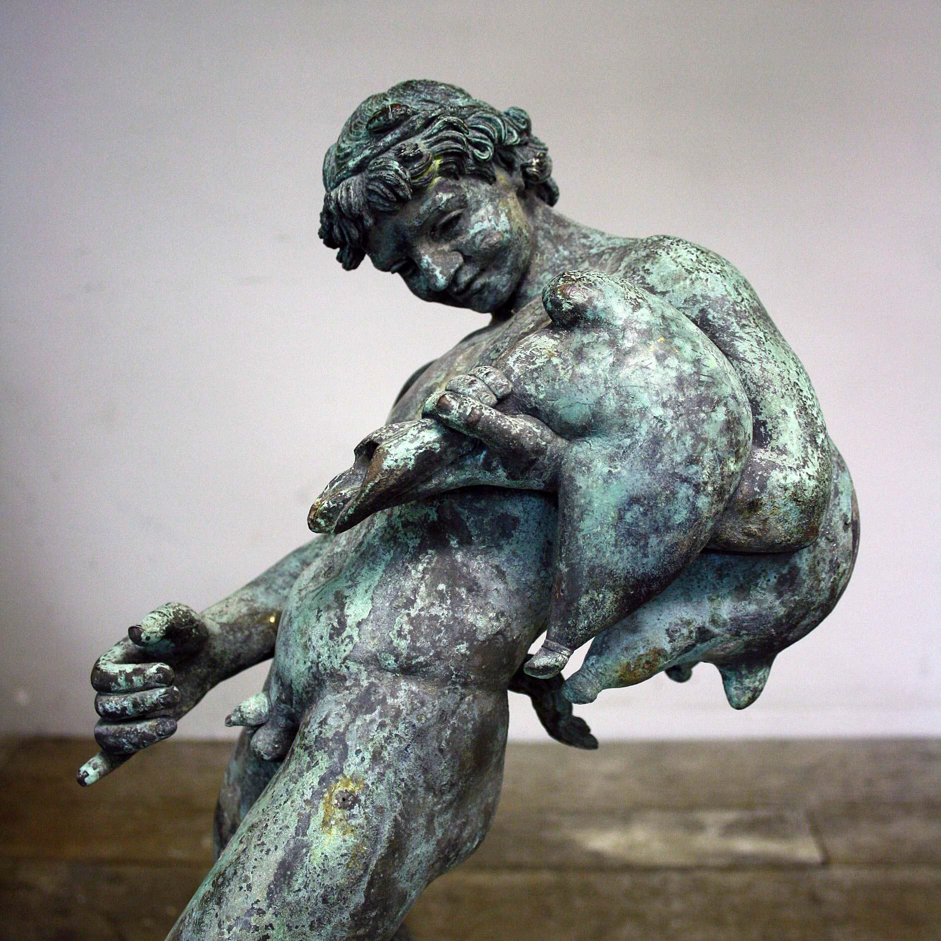 Sculpture en bronze d'un satyre avec une peau de vin d'après un original ancien, 19ème siècle en vente 2