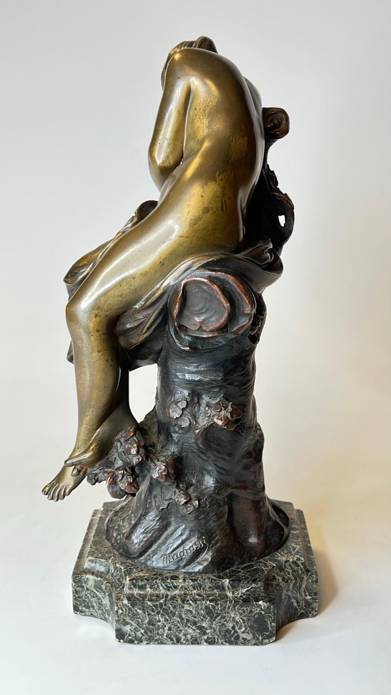 Sculpture en bronze d'une jeune fille endormie par Luca Madrassi (1848-1918) en vente 3