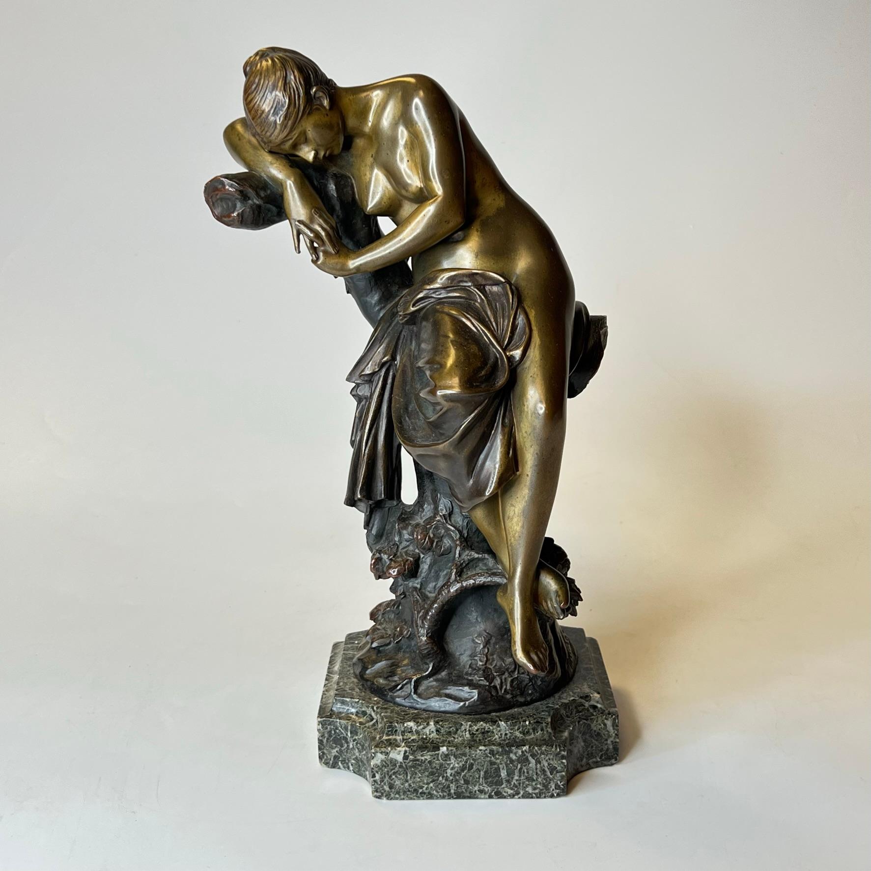 Français Sculpture en bronze d'une jeune fille endormie par Luca Madrassi (1848-1918) en vente