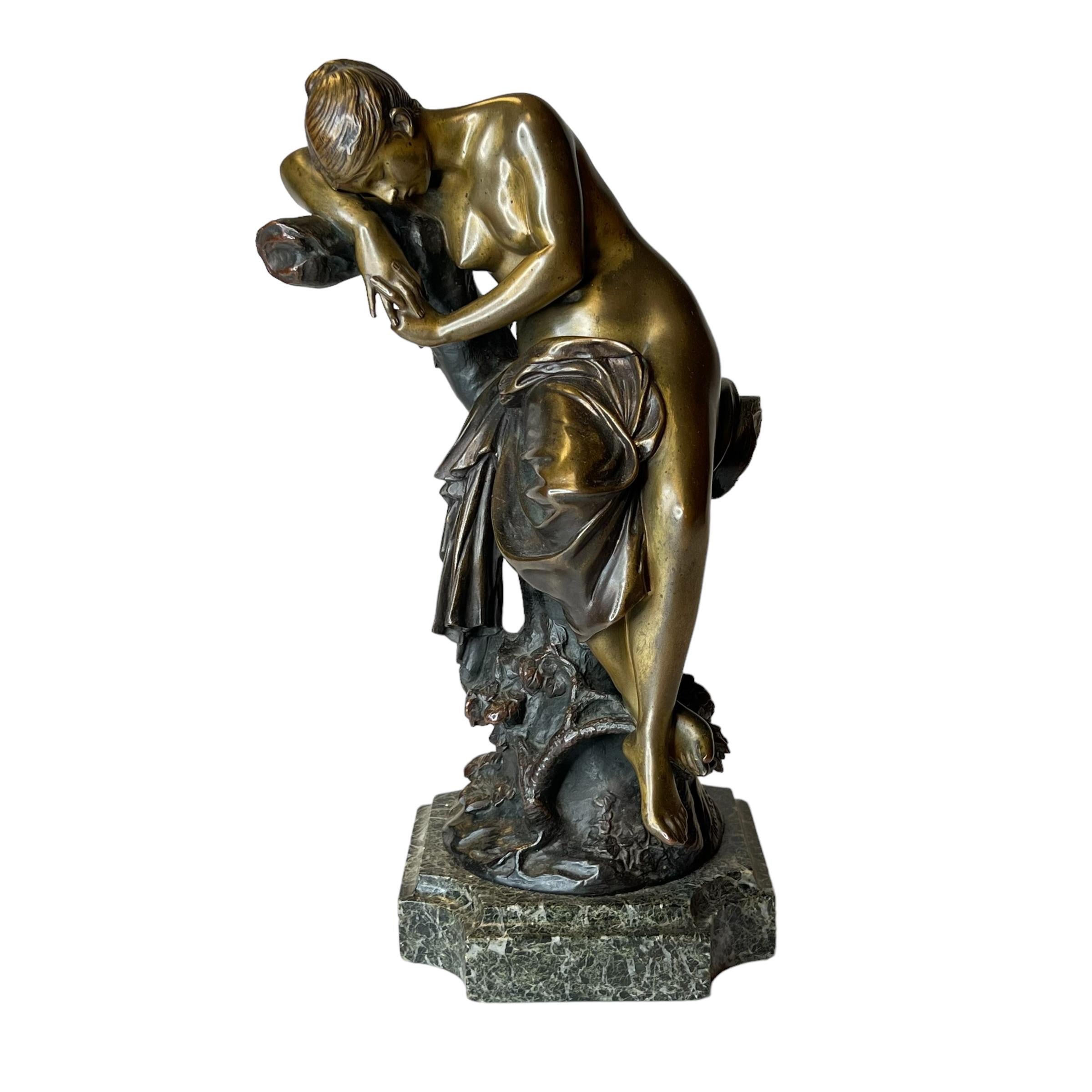 Patiné Sculpture en bronze d'une jeune fille endormie par Luca Madrassi (1848-1918) en vente