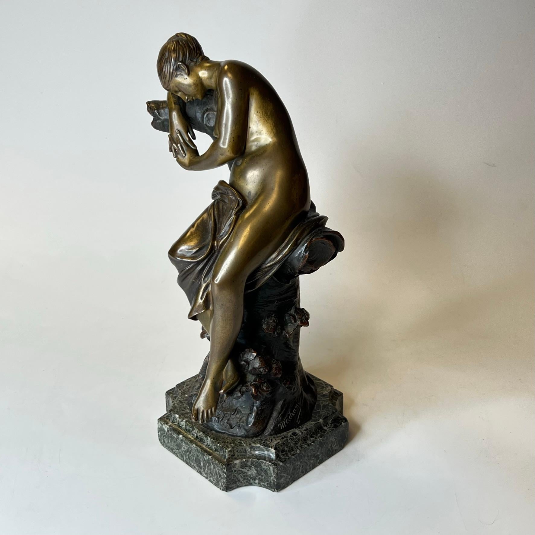 Bronze Sculpture en bronze d'une jeune fille endormie par Luca Madrassi (1848-1918) en vente