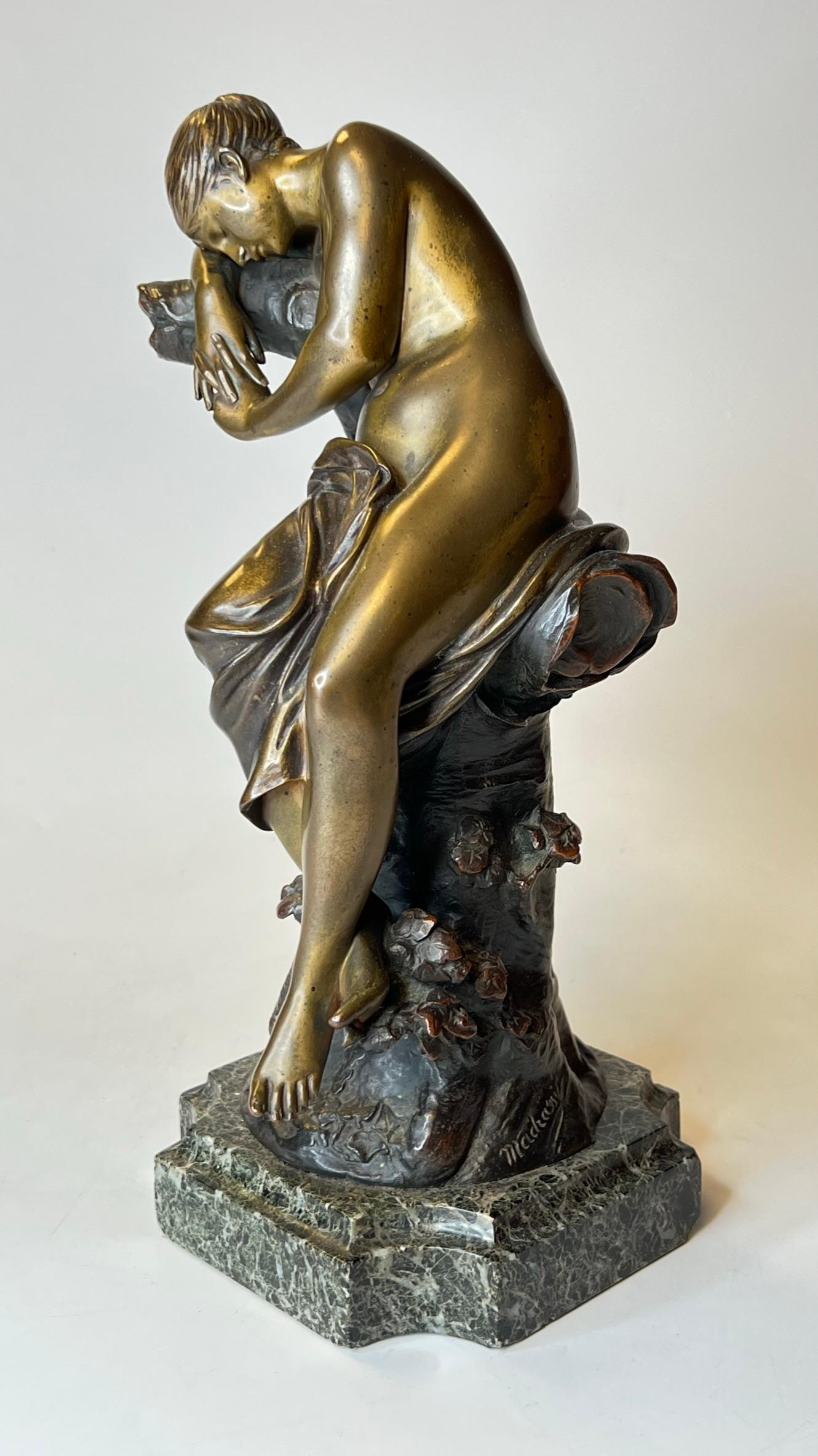 Sculpture en bronze d'une jeune fille endormie par Luca Madrassi (1848-1918) en vente 2