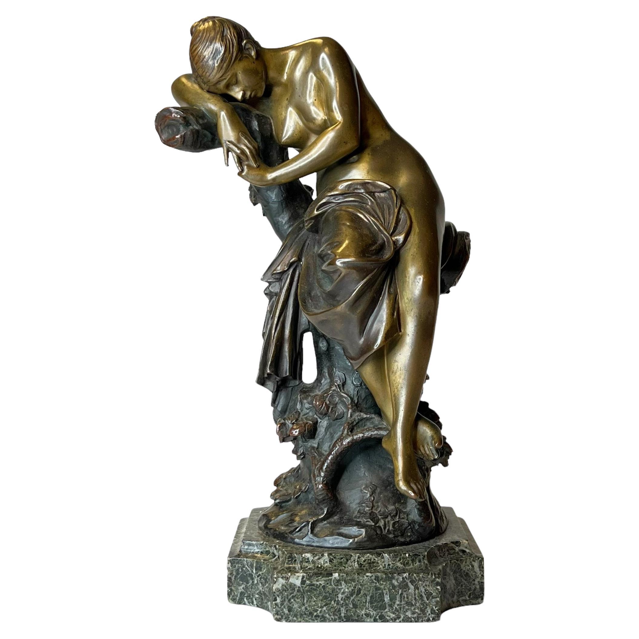 Sculpture en bronze d'une jeune fille endormie par Luca Madrassi (1848-1918) en vente