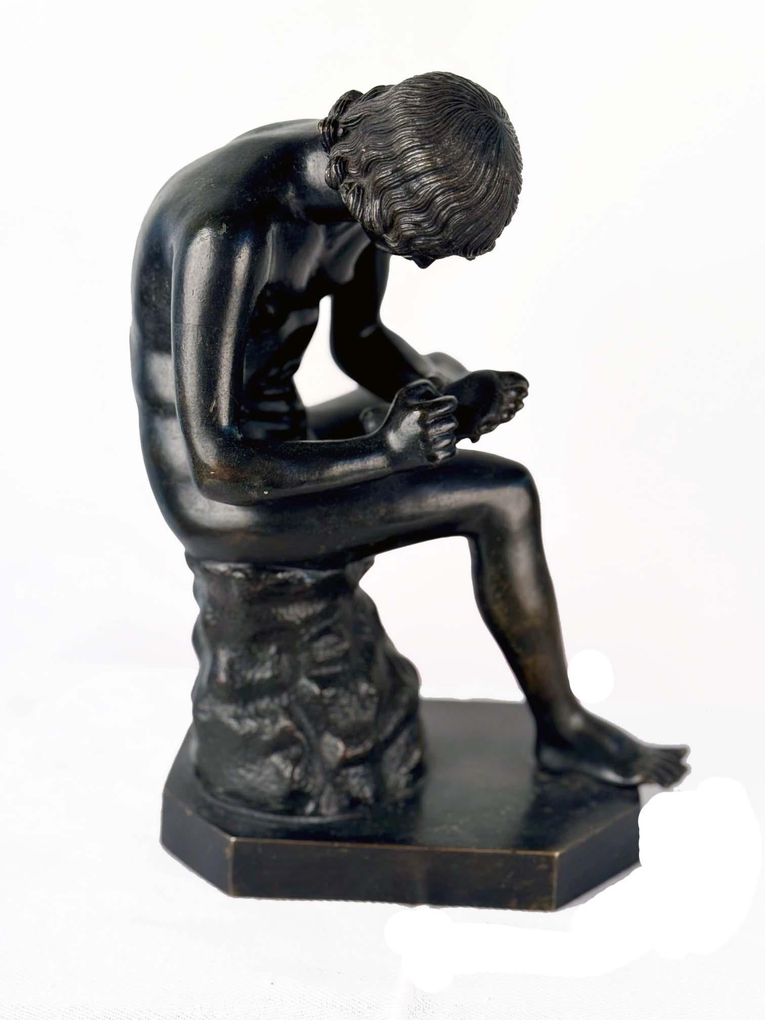 Questa figura in bronzo di Spinario, noto anche come Ragazzo con la spina e Fedele, è una figura classica. Si tratta di una splendida fusione con dettagli molto raffinati e risale al XIX secolo, circa al 1870. Si tratta di una riduzione in bronzo