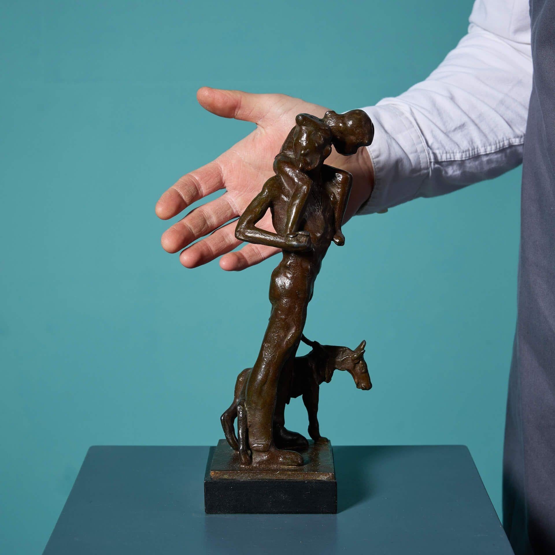 Una scultura unica in bronzo patinato intitolata 