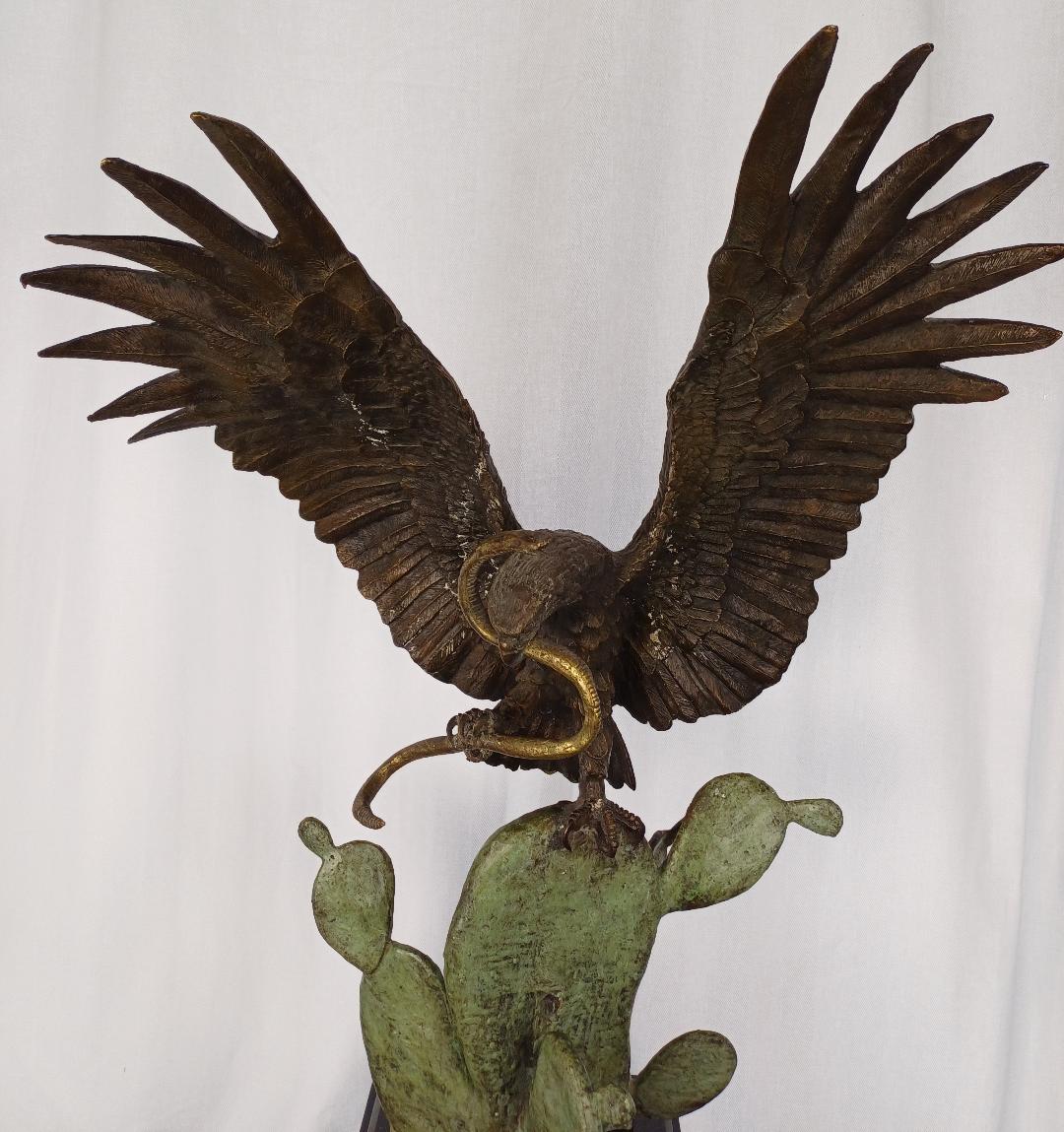Impressive large bronze of an eagle holding a serpent on a cactus (national symbole of Mexico). Number 2 out of 5 examples made by Alberto Estrada. Bronze on a black marble base.