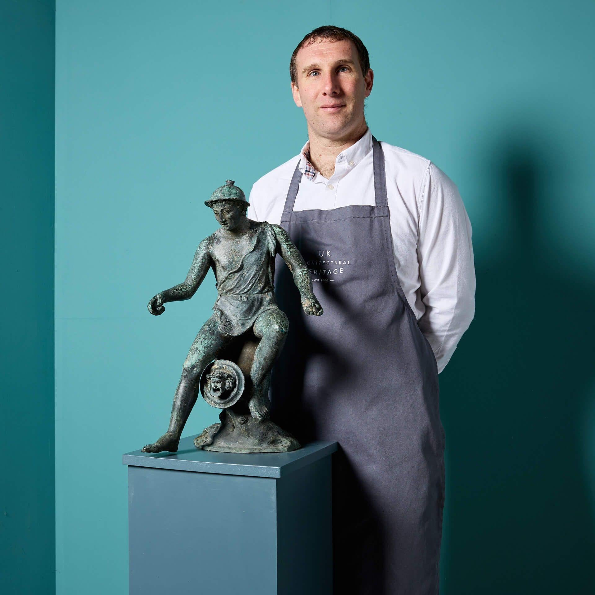 Una scultura in bronzo del XIX secolo raffigurante il Pescatore napoletano dopo l'antico.

In stile Grand Tour, il ragazzo sembra quasi in movimento in questa scala di buona qualità, mentre la patina verdastra crea una sorprendente finitura