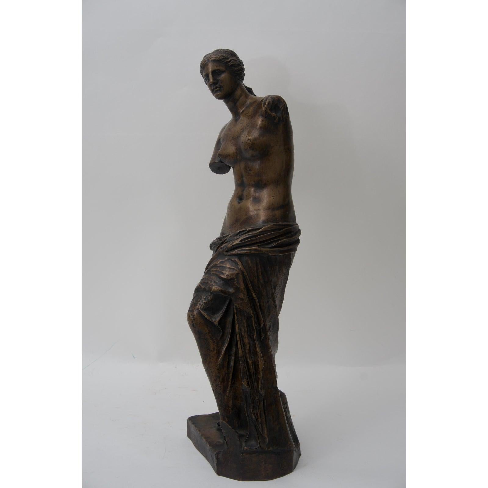 Cette sculpture en bronze de la Vénus de Milo date des années 1860-1880 et a été coulée par la fonderie F. Barbedinne à Paris, créée en 1838 par Ferdinand Barbedienne et Achille Collas.  

Note : La pièce est marquée sur la base (voir dernière