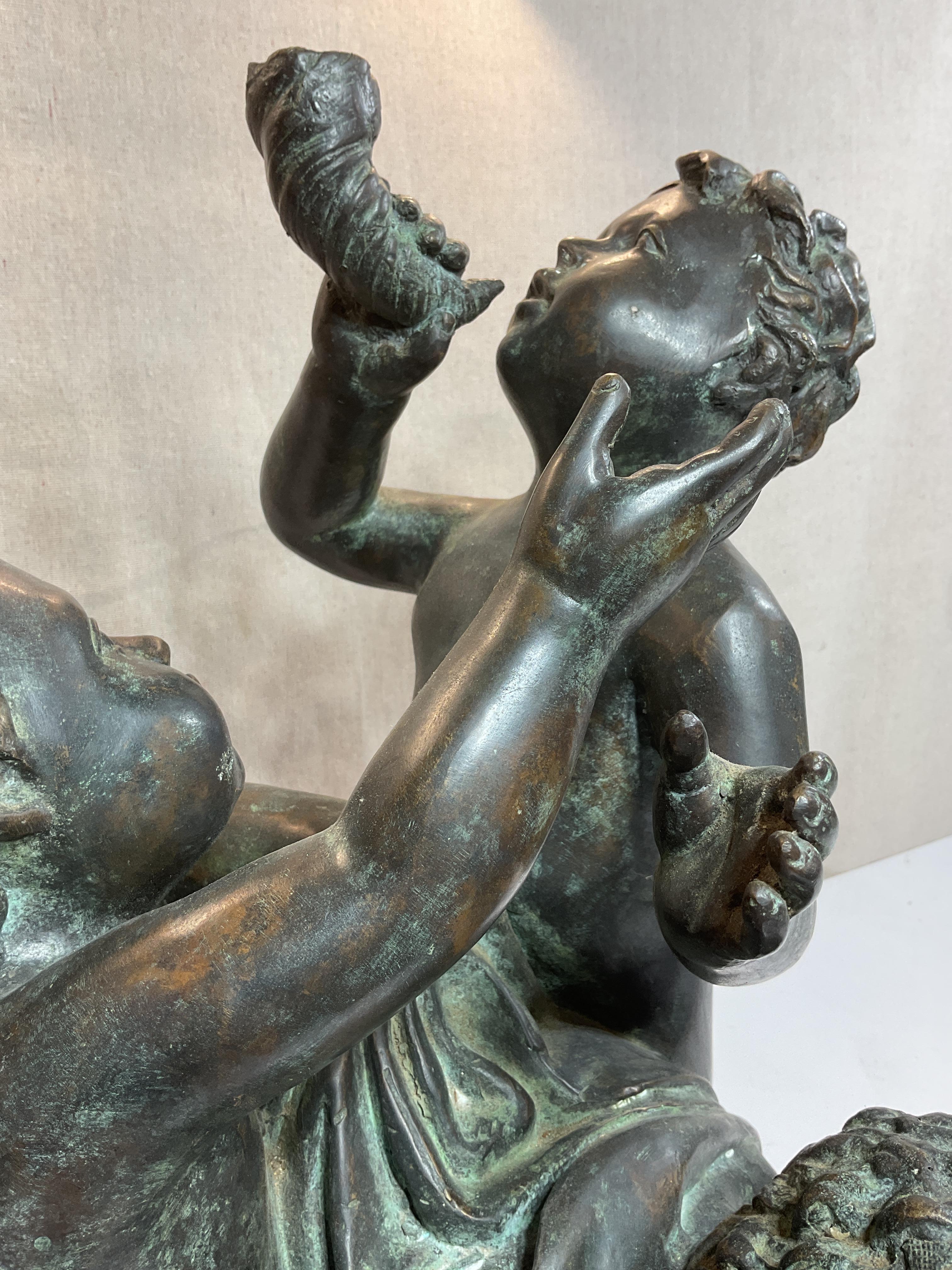 Scultura in bronzo di tre bambini che giocano in vendita 5