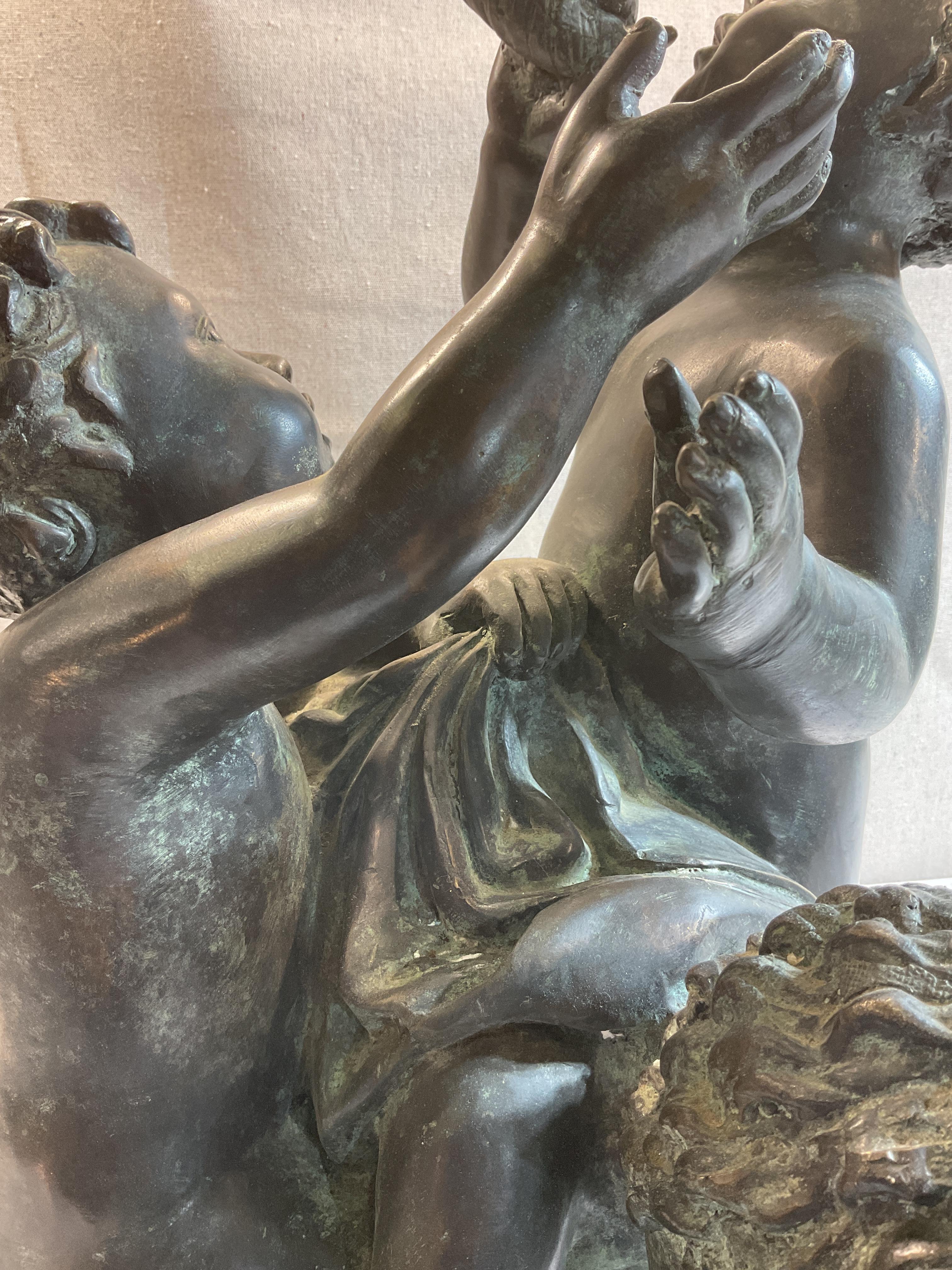 Scultura in bronzo di tre bambini che giocano in vendita 6