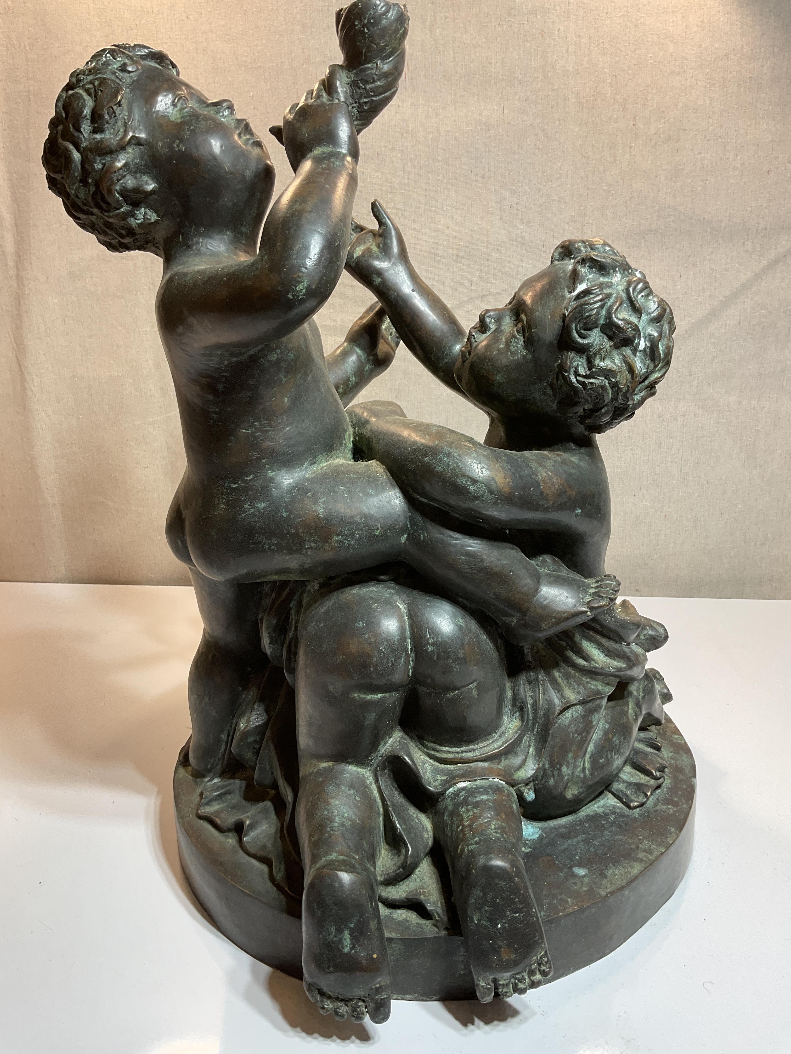 Scultura in bronzo di tre bambini che giocano in vendita 7