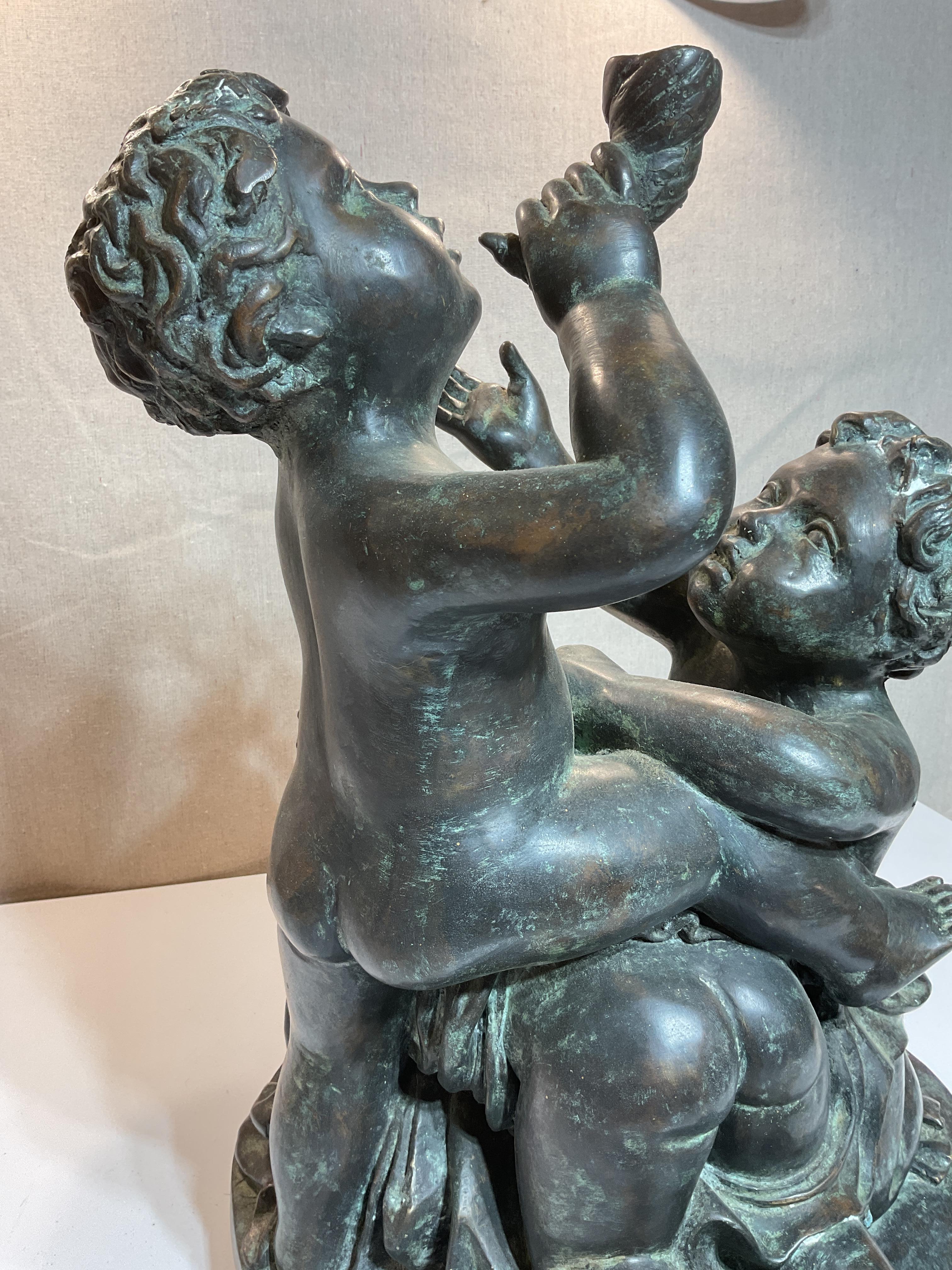 Scultura in bronzo di tre bambini che giocano in vendita 8