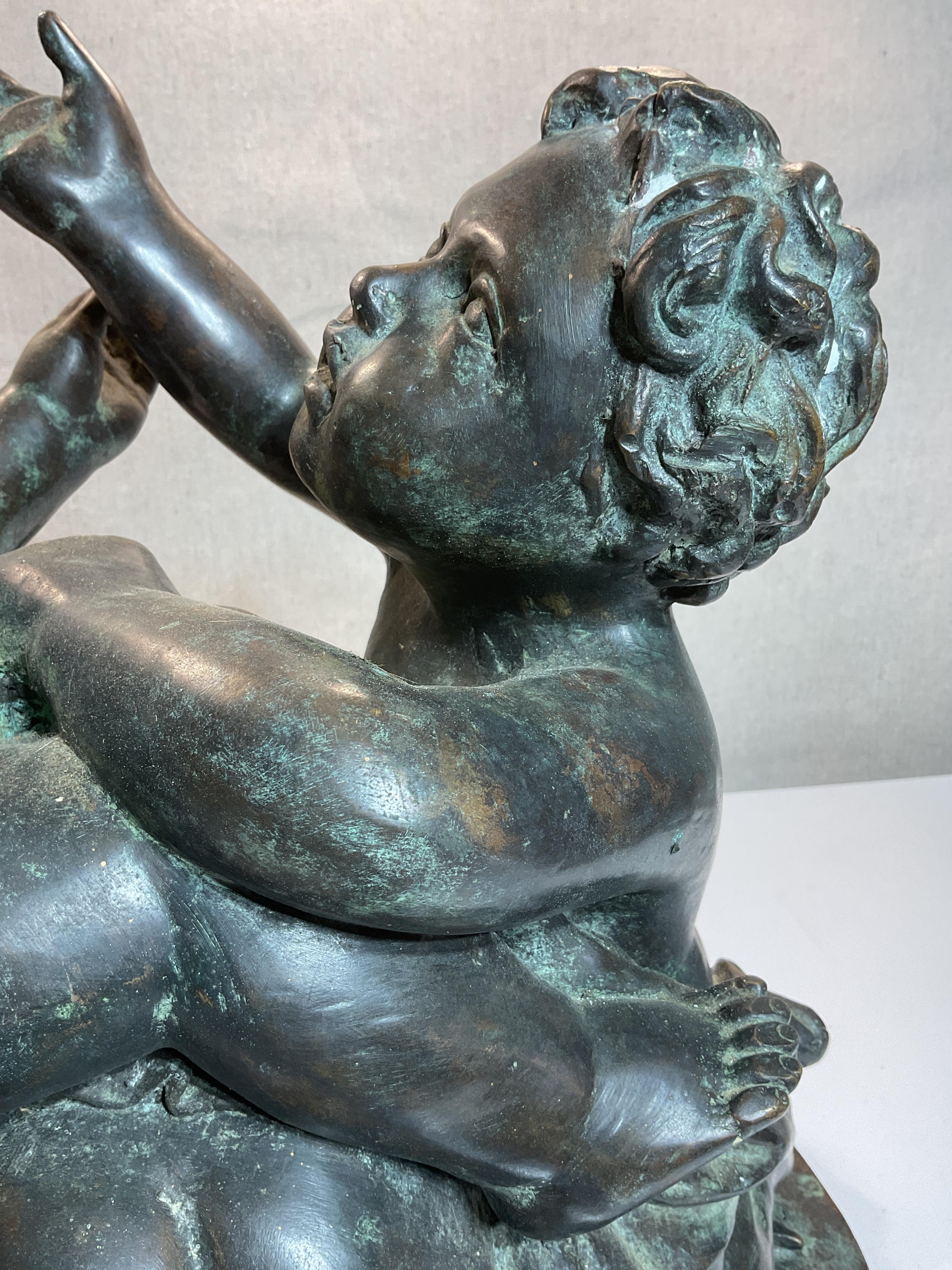 Scultura in bronzo di tre bambini che giocano in vendita 9