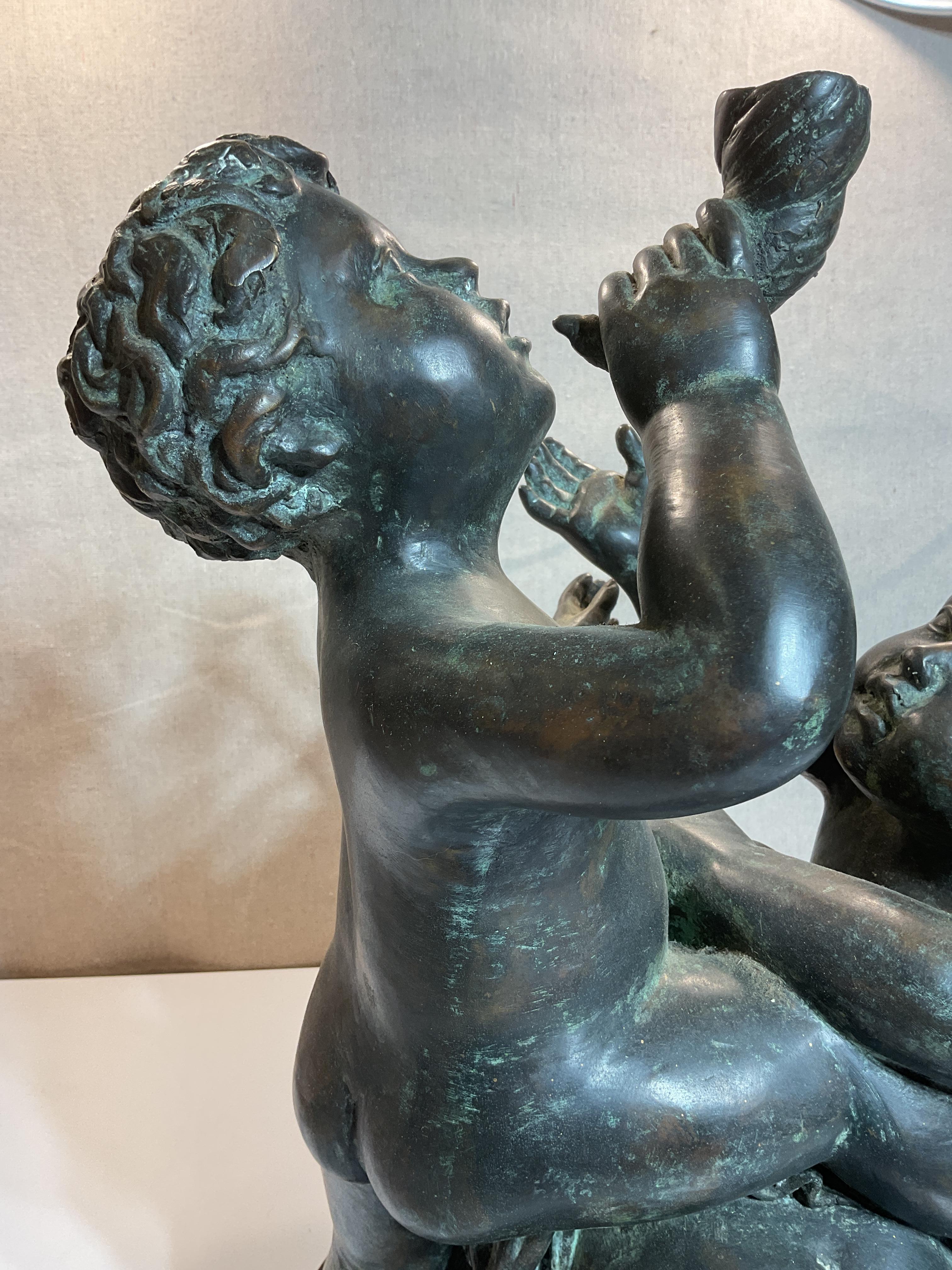 Scultura in bronzo di tre bambini che giocano in vendita 10