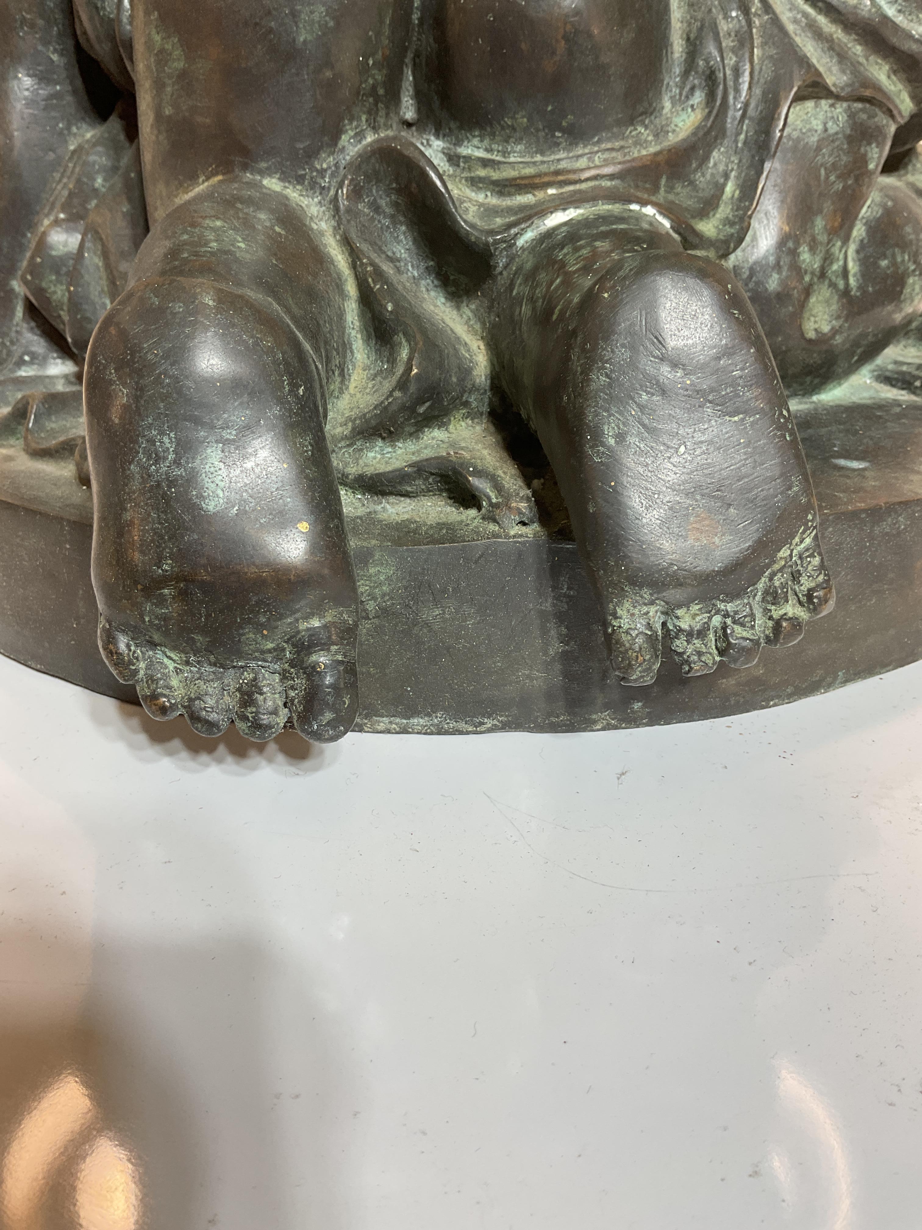 Scultura in bronzo di tre bambini che giocano in vendita 12