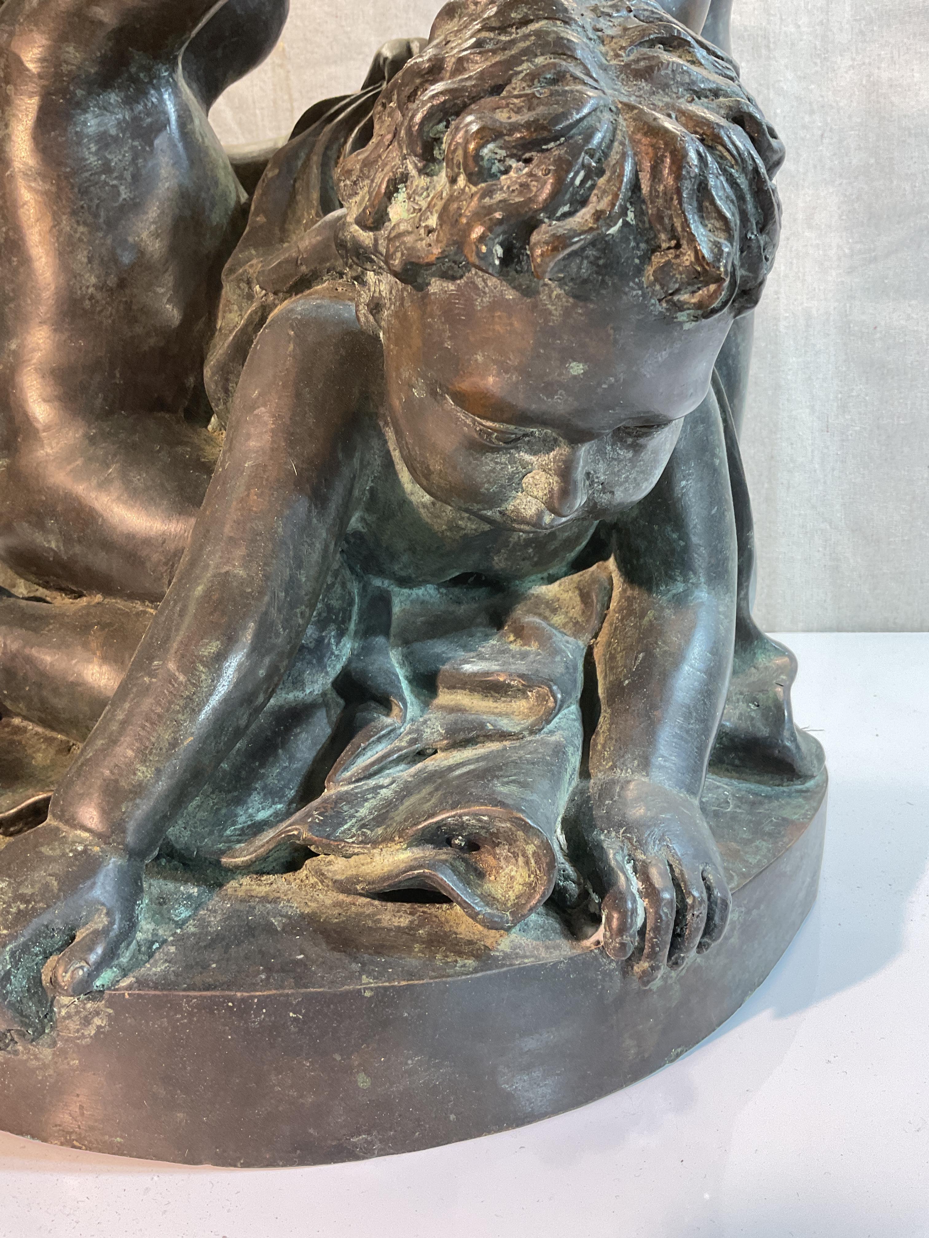 Scultura in bronzo di tre bambini nudi che giocano
Un bambino tiene in mano una conchiglia Horn.
Bella patina
