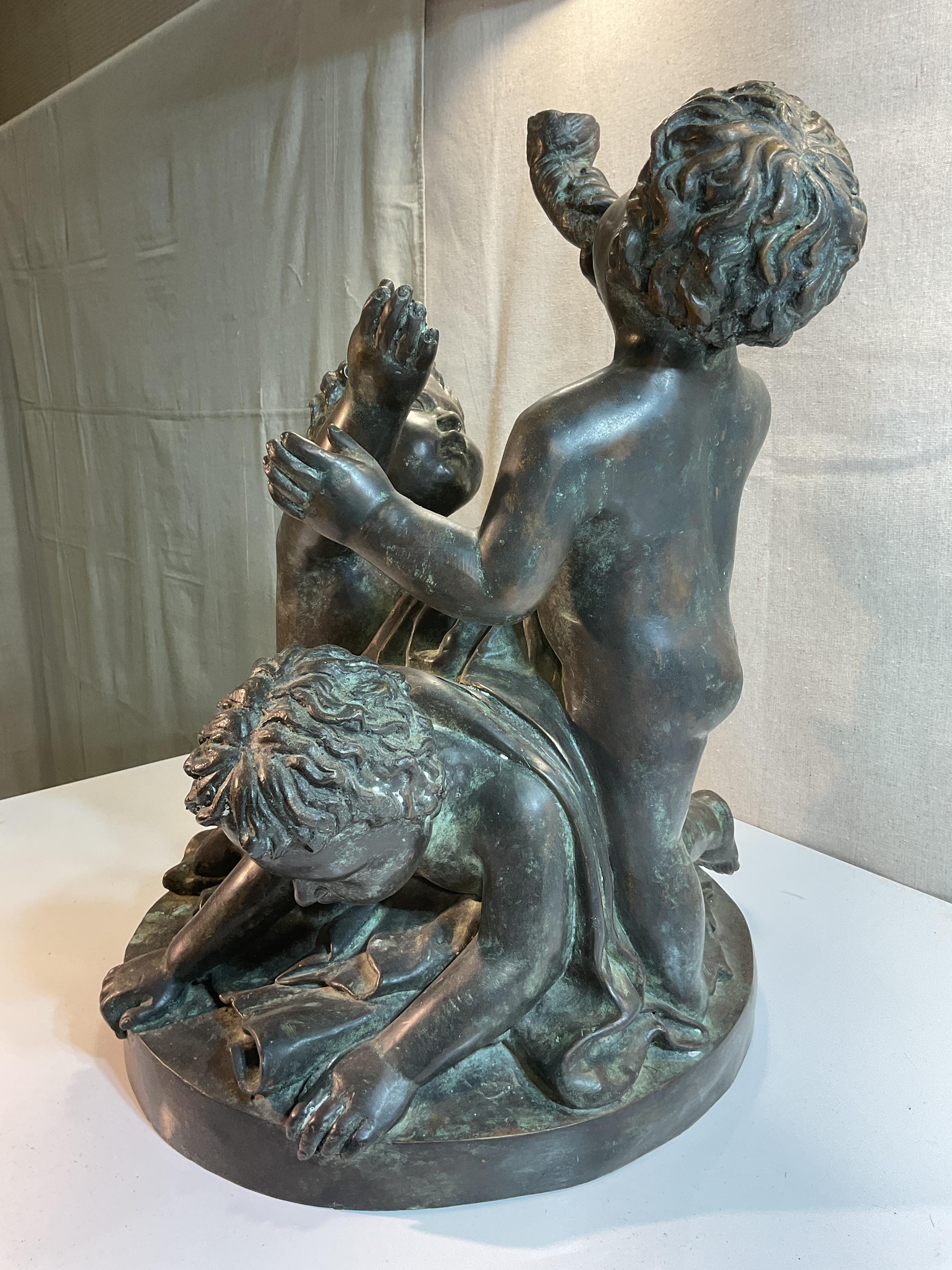 XX secolo Scultura in bronzo di tre bambini che giocano in vendita