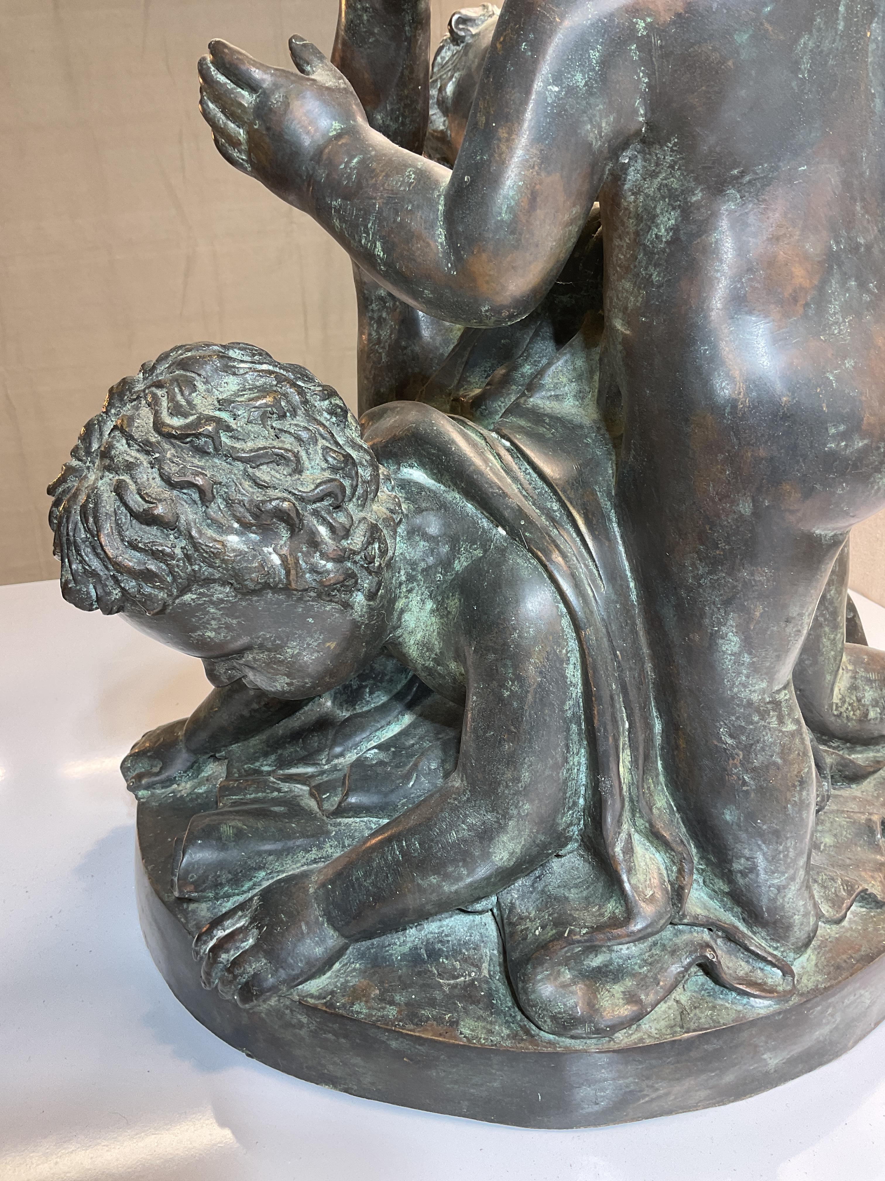 Scultura in bronzo di tre bambini che giocano in vendita 1