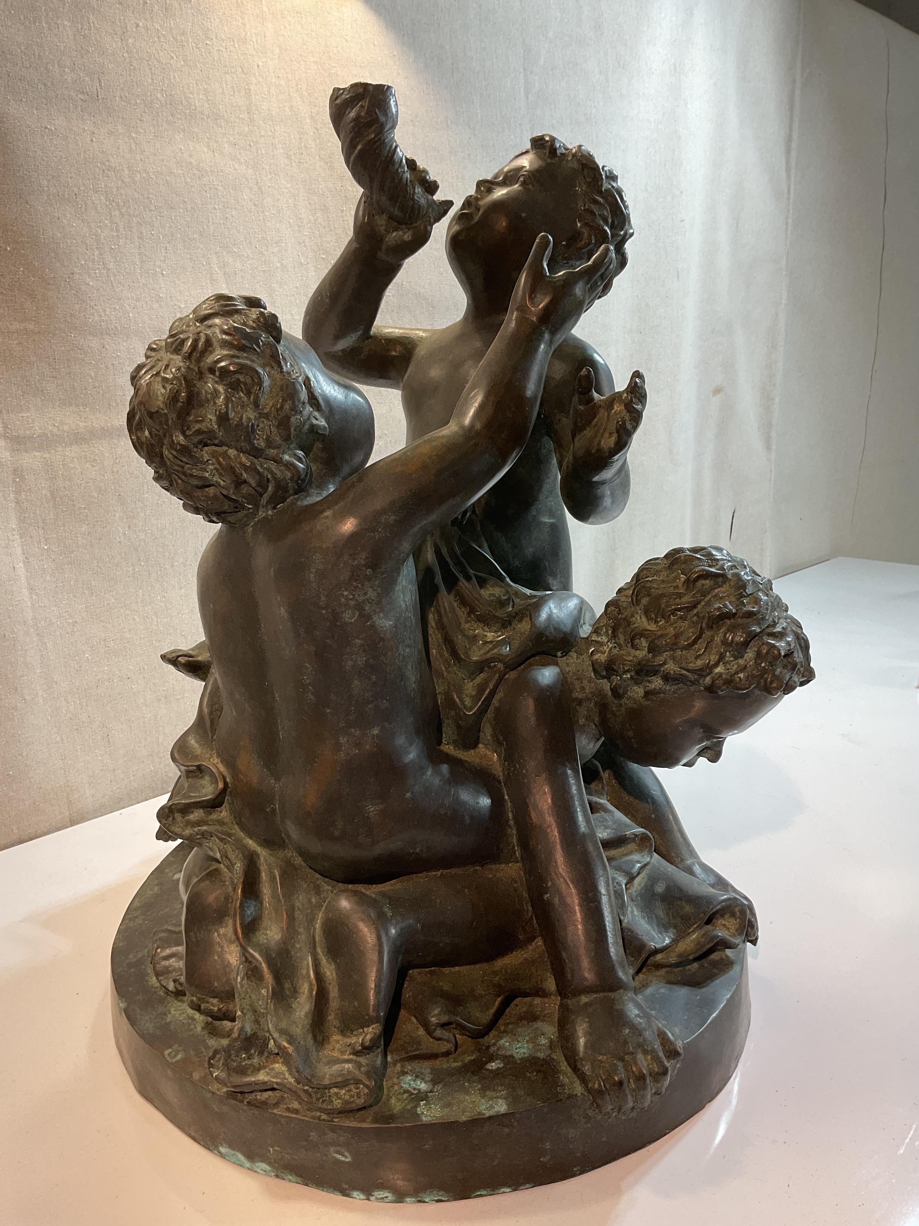 Scultura in bronzo di tre bambini che giocano in vendita 2