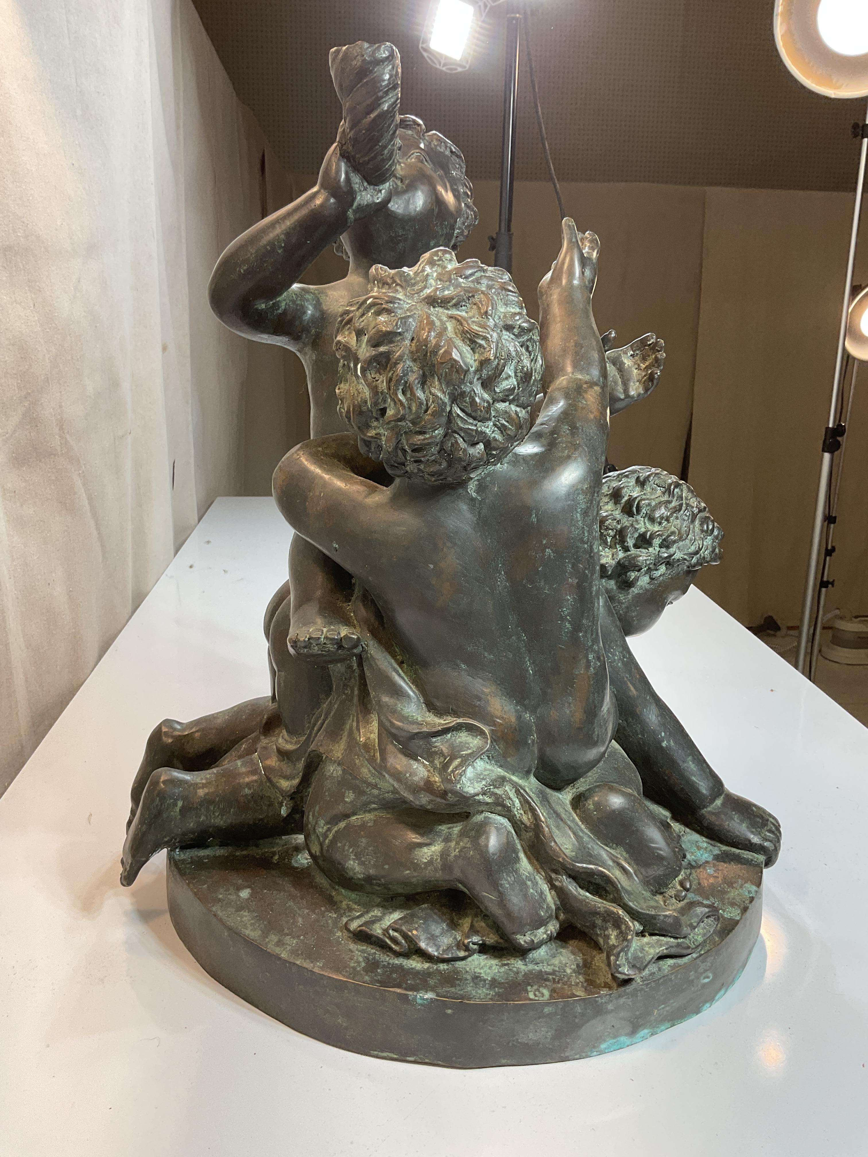 Scultura in bronzo di tre bambini che giocano in vendita 3