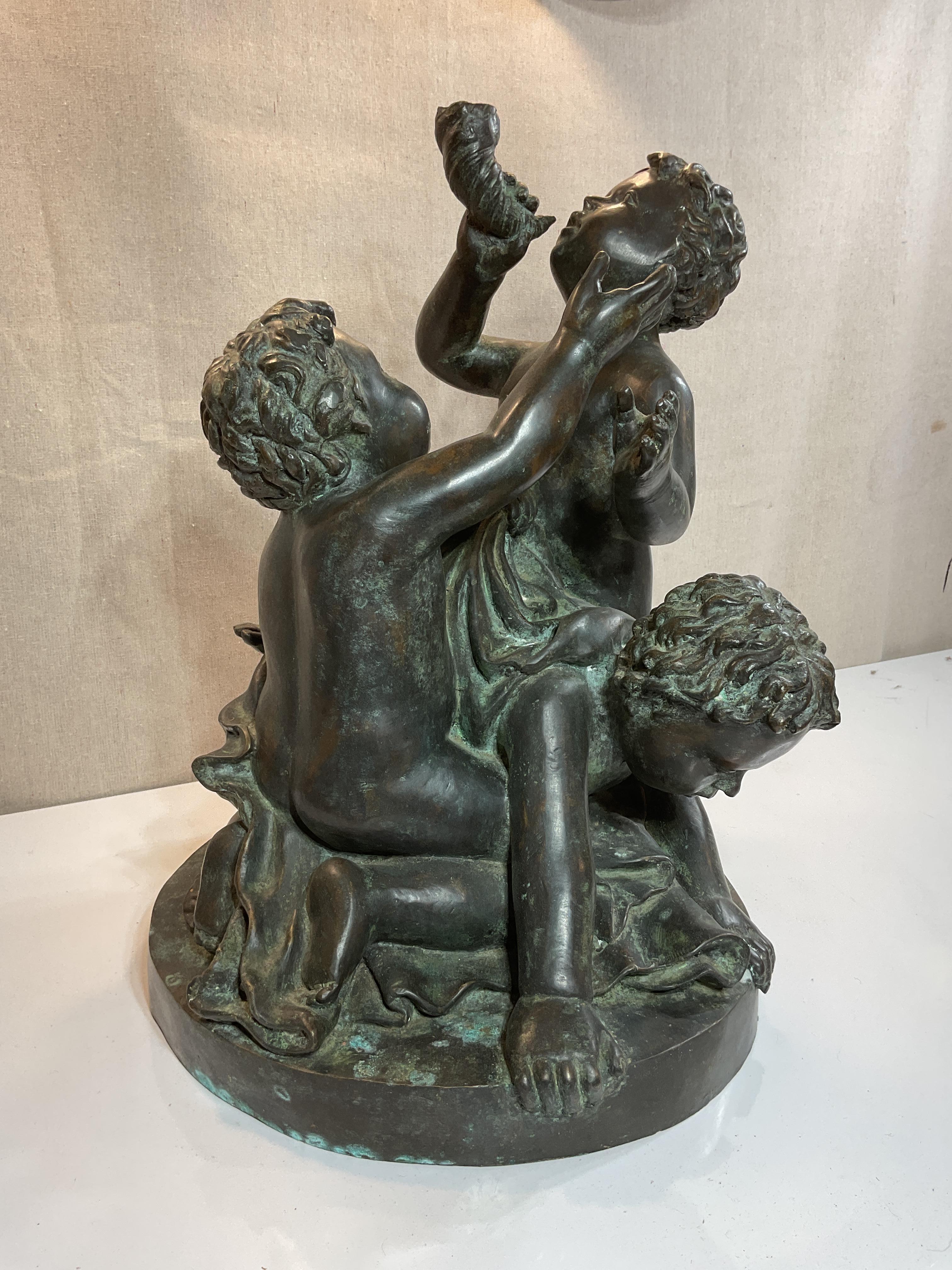 Scultura in bronzo di tre bambini che giocano in vendita 4