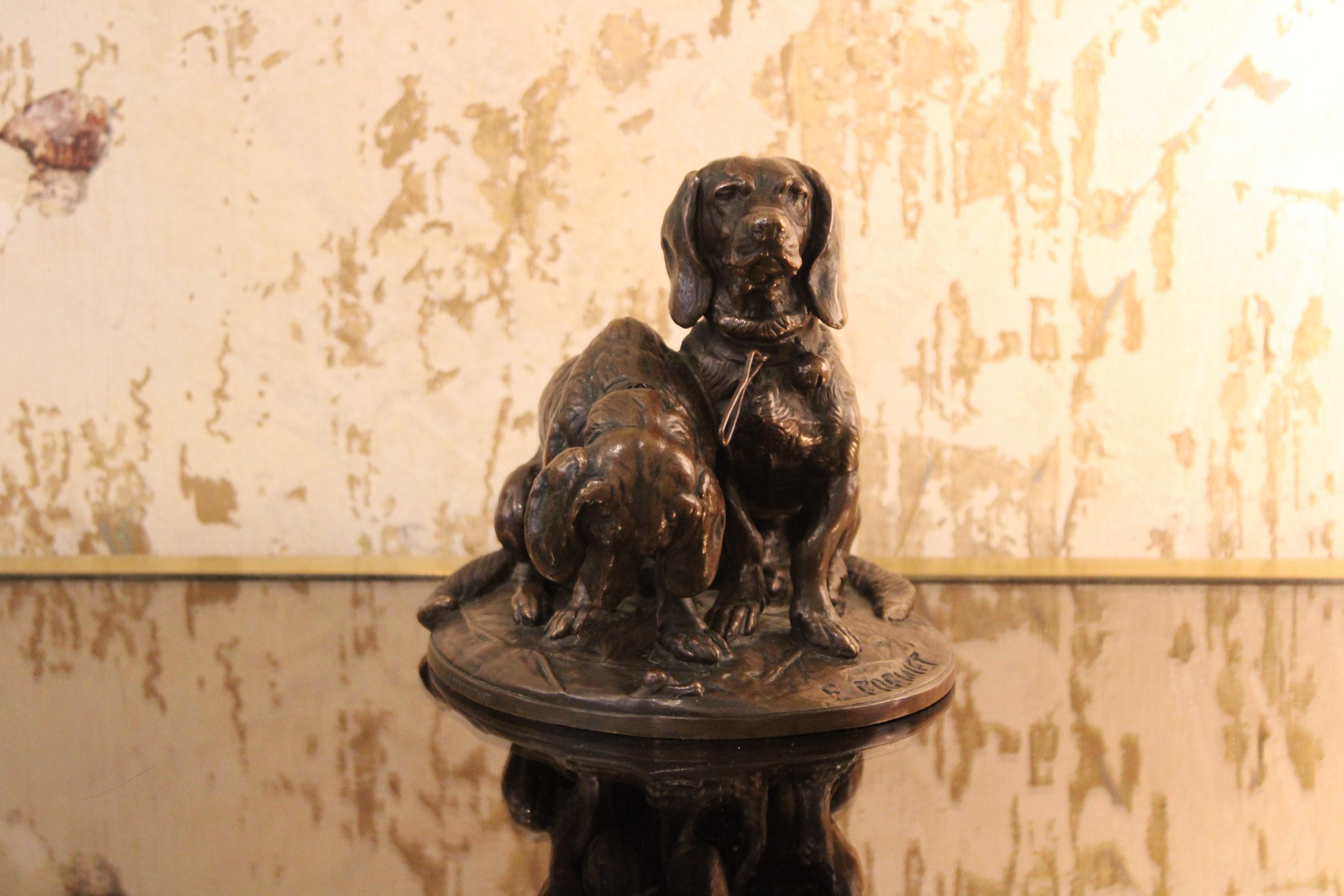 Bronze sculpture of two bassets In Excellent Condition For Sale In Paris, FR