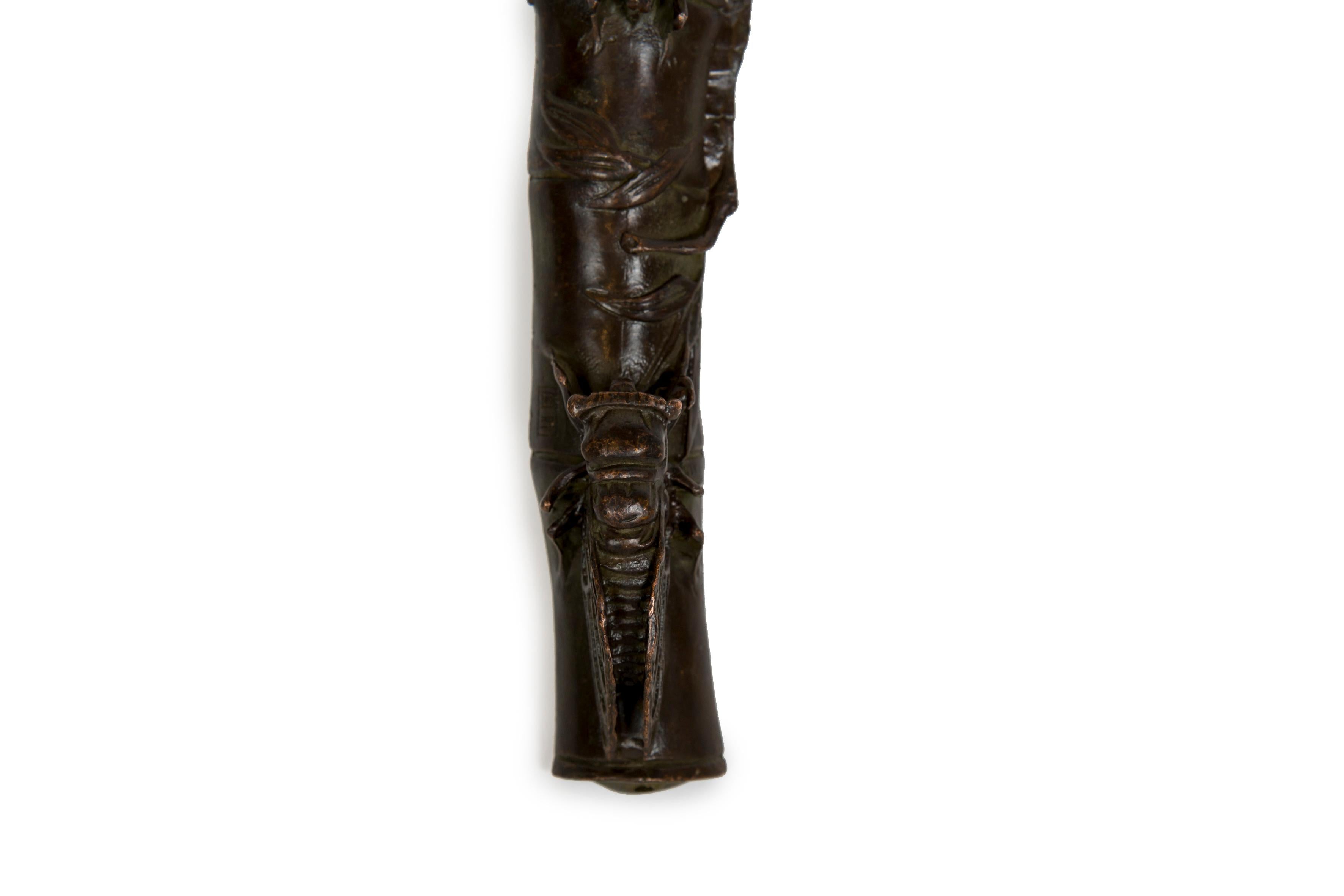 Meiji Scultura in bronzo di due Cicada su un bambù, usato dai calligrafi per tenere la carta in vendita