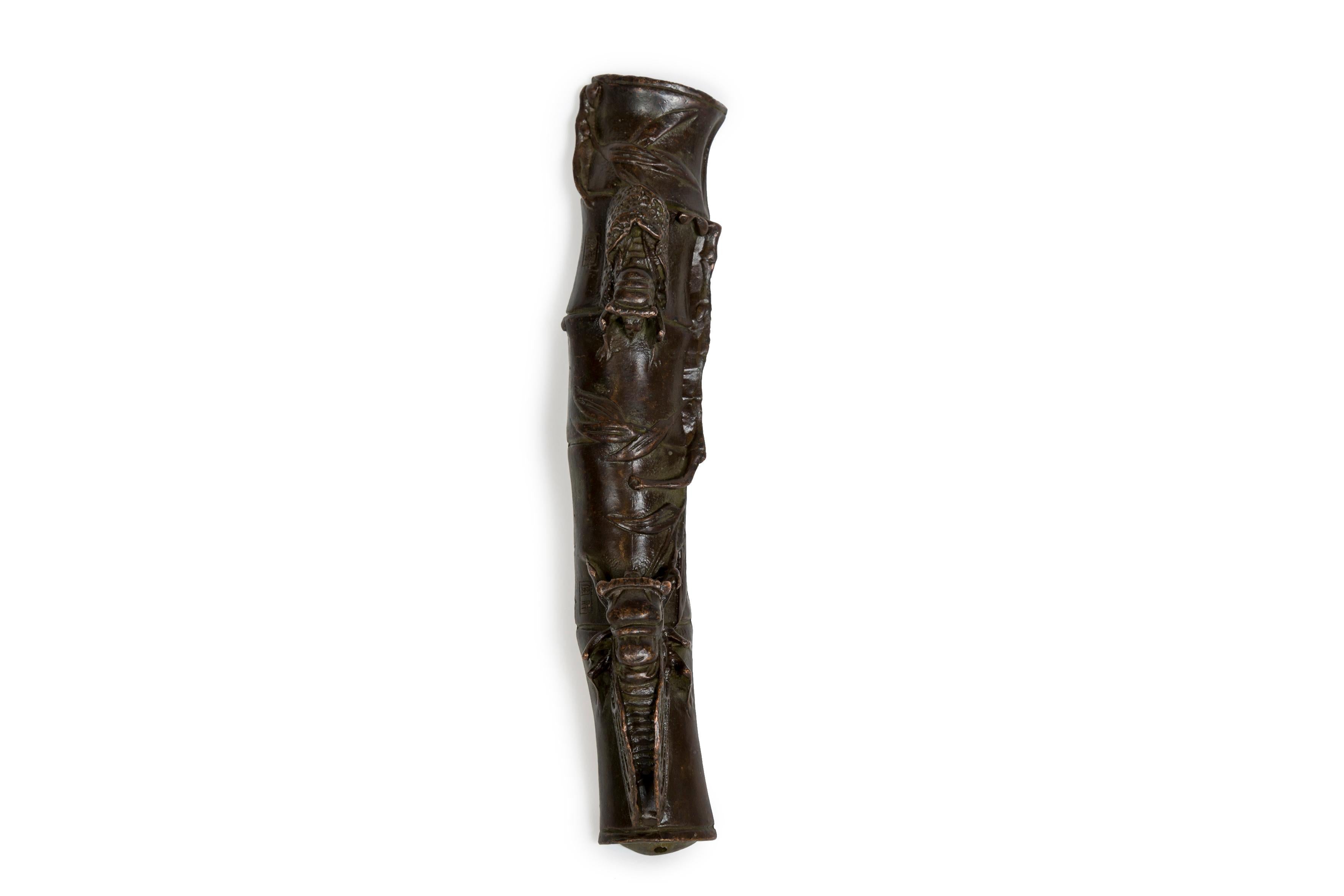 Giapponese Scultura in bronzo di due Cicada su un bambù, usato dai calligrafi per tenere la carta in vendita