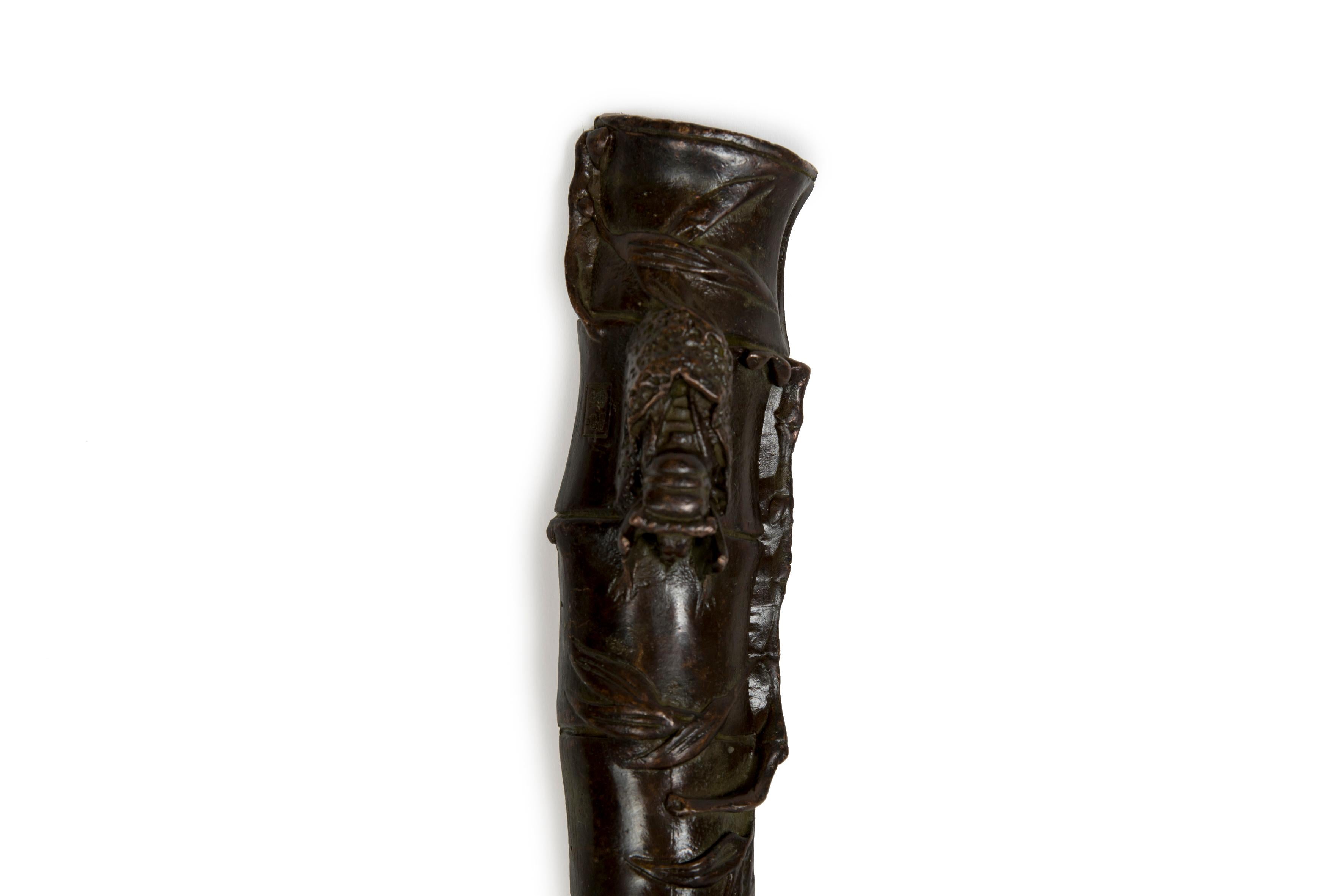 Calco Scultura in bronzo di due Cicada su un bambù, usato dai calligrafi per tenere la carta in vendita