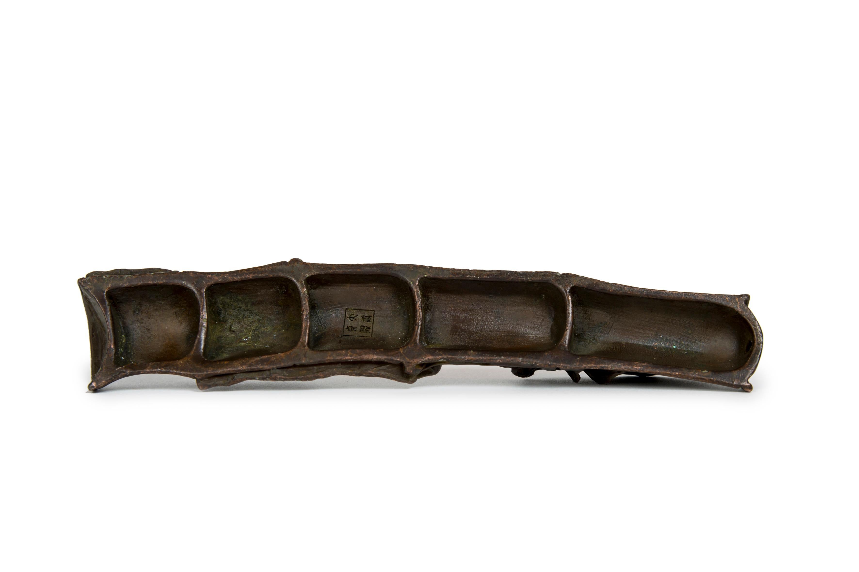 Scultura in bronzo di due Cicada su un bambù, usato dai calligrafi per tenere la carta In condizioni buone in vendita a PARIS, FR