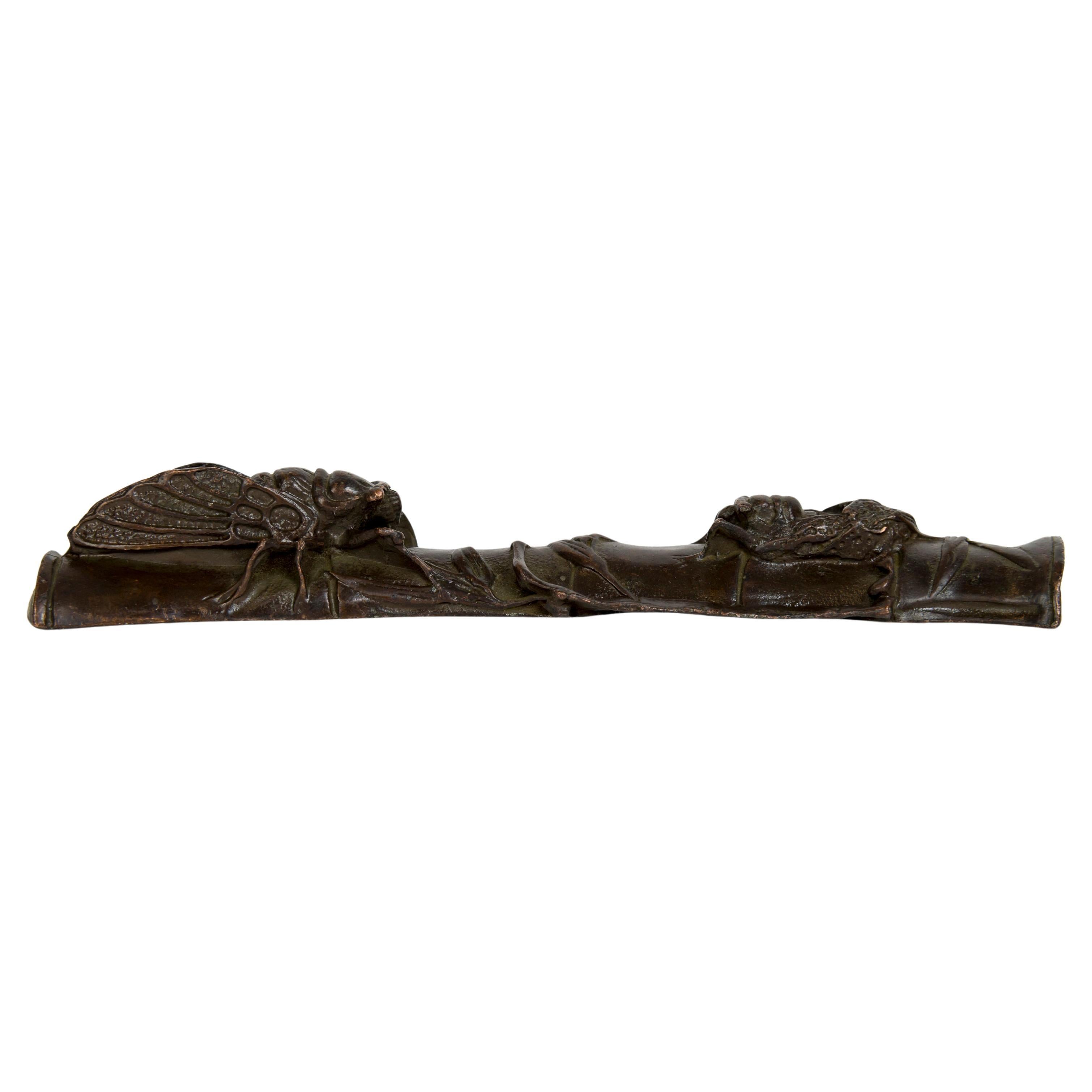 Scultura in bronzo di due Cicada su un bambù, usato dai calligrafi per tenere la carta