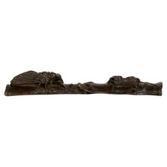 Escultura de bronce de dos cigarras sobre un bambú, utilizado por los calígrafos para sujetar papel