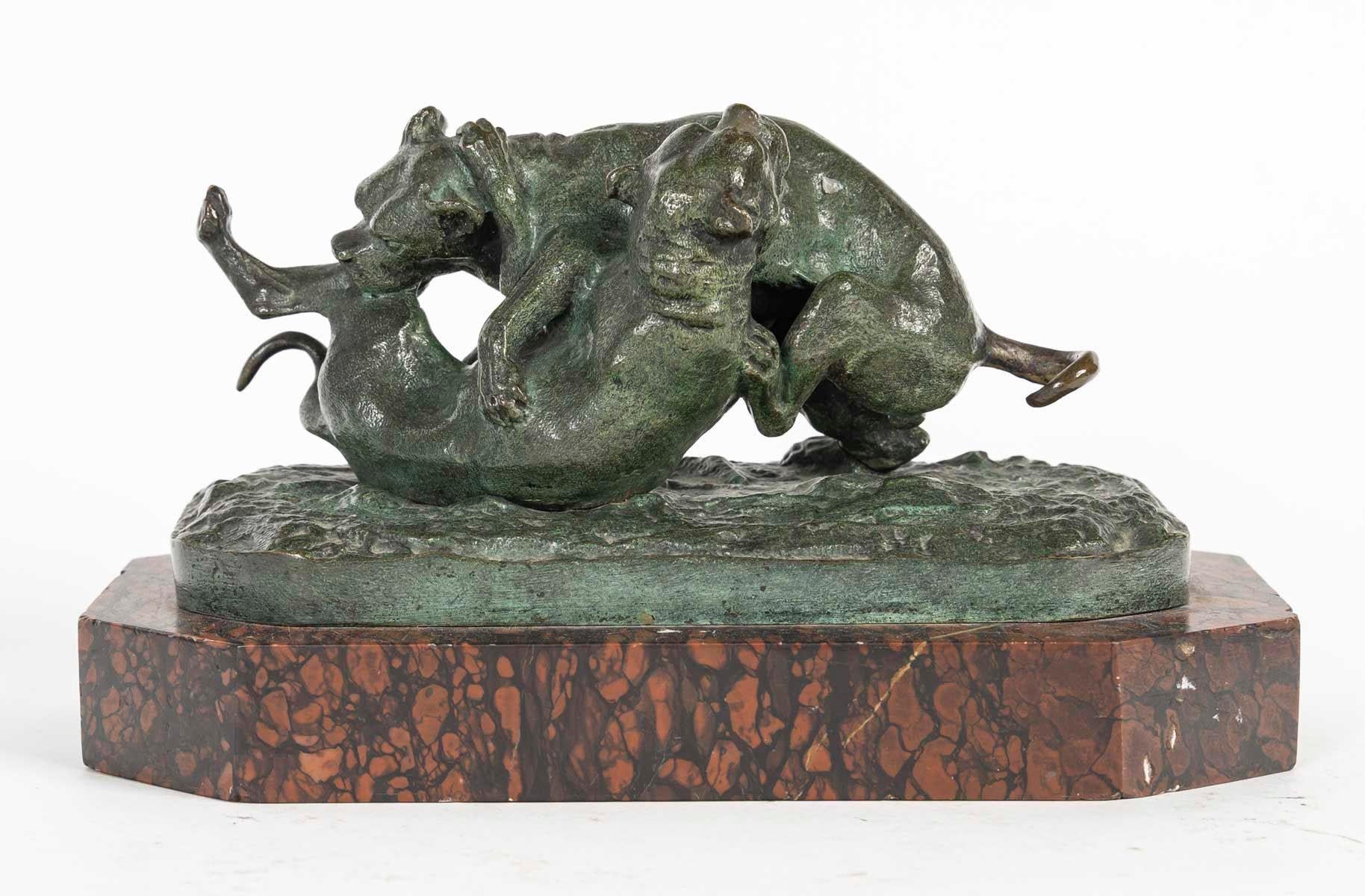 Napoleone III Scultura in bronzo di due cani che giocano su una base di marmo,  Periodo di Napoleone II. in vendita